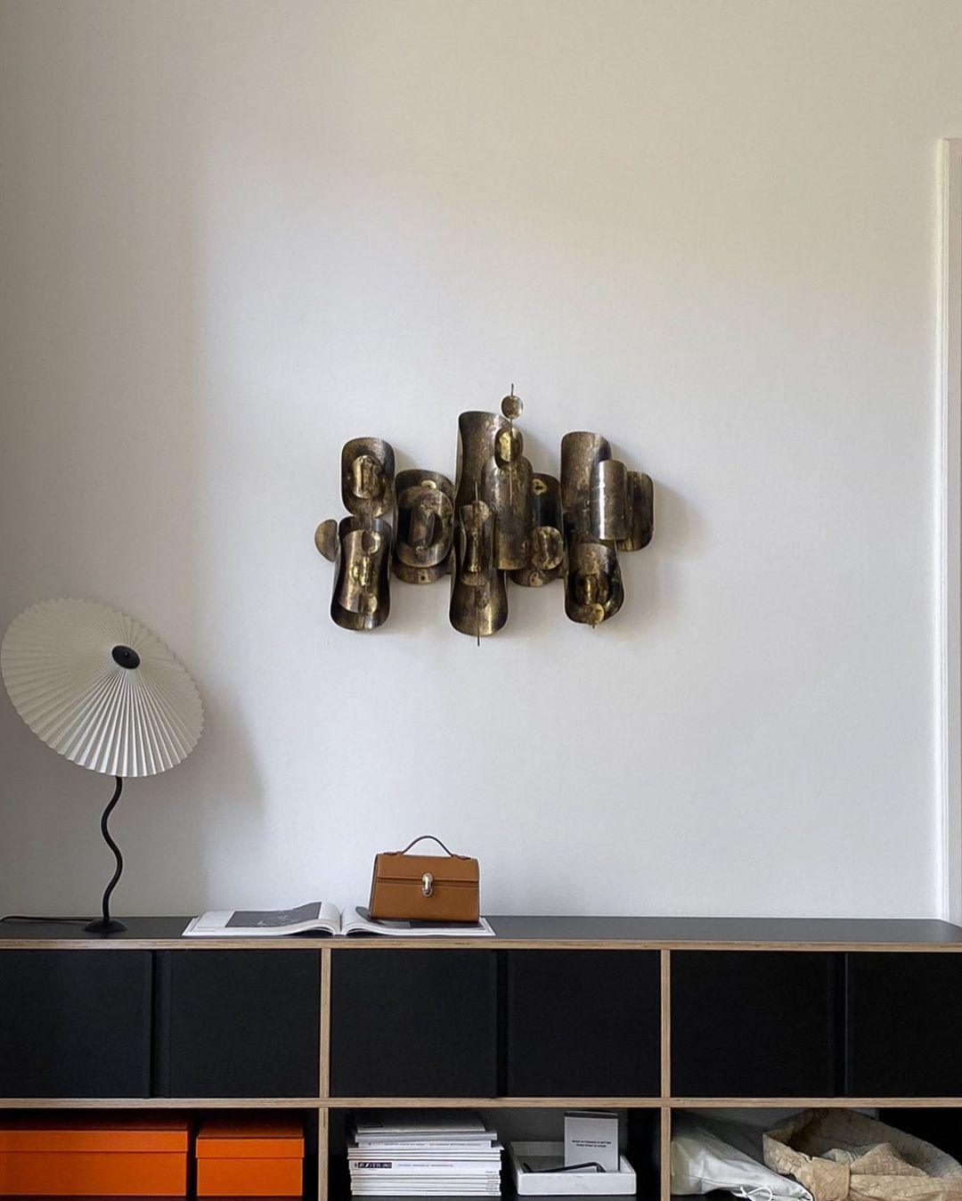 Tafellamp met Golvende Voet en Geplooide Kap – Scandinavisch Accent voor Woonkamer, Gang of Slaapkamer | Zwarte Basis met Beige, Witte, Donkergroene of Zwarte Stoffen Kap | E14 Fitting | Dimbaar met Drukknop | Sansoti