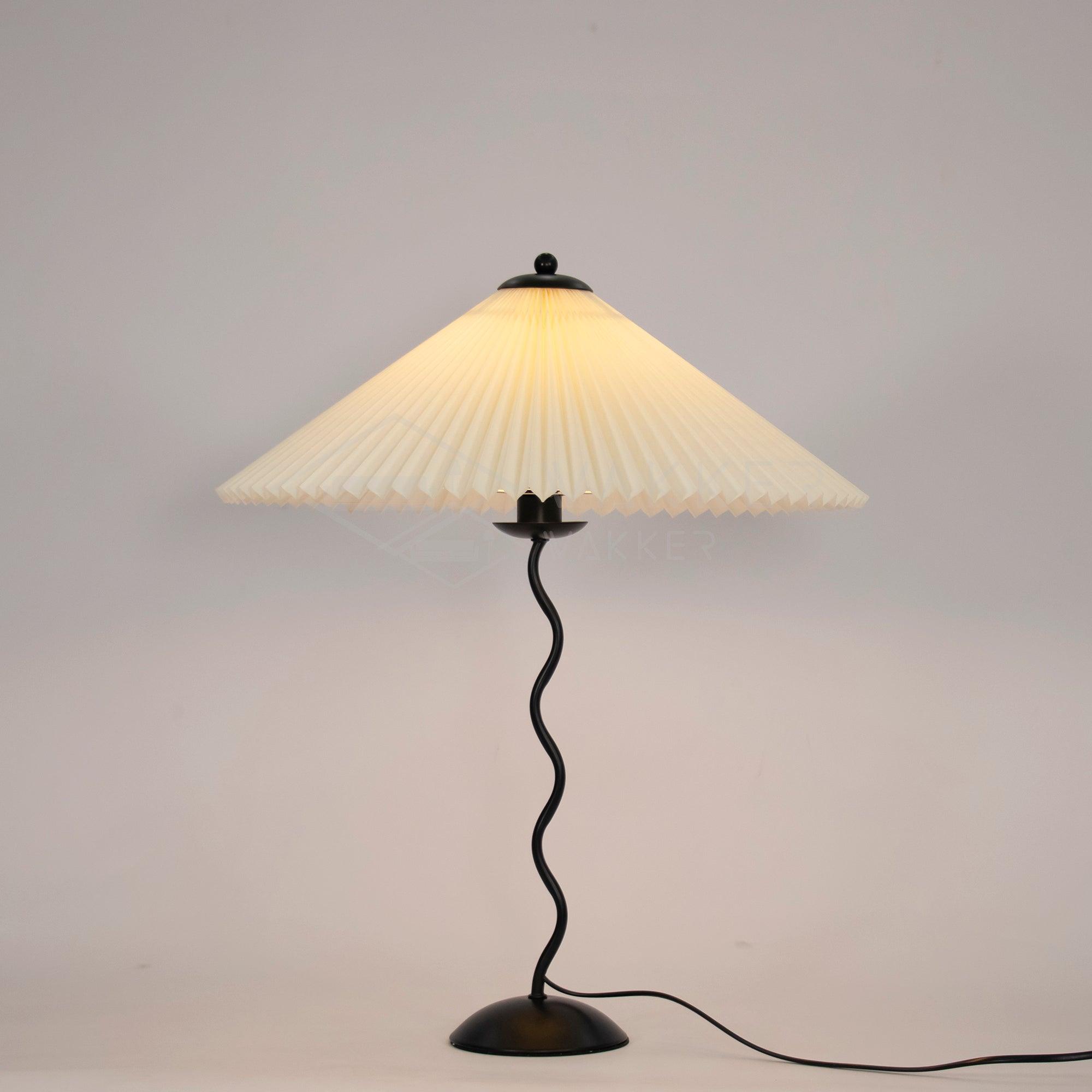 Tafellamp met Golvende Voet en Geplooide Kap – Scandinavisch Accent voor Woonkamer, Gang of Slaapkamer | Zwarte Basis met Beige, Witte, Donkergroene of Zwarte Stoffen Kap | E14 Fitting | Dimbaar met Drukknop | Sansoti