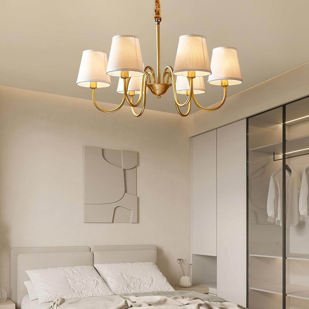 Klassischer Stoff-Kronleuchter mit Messingrahmen, mehreren Leuchtstellen und elegantem weißen Design für das Wohnzimmer | Sansoti