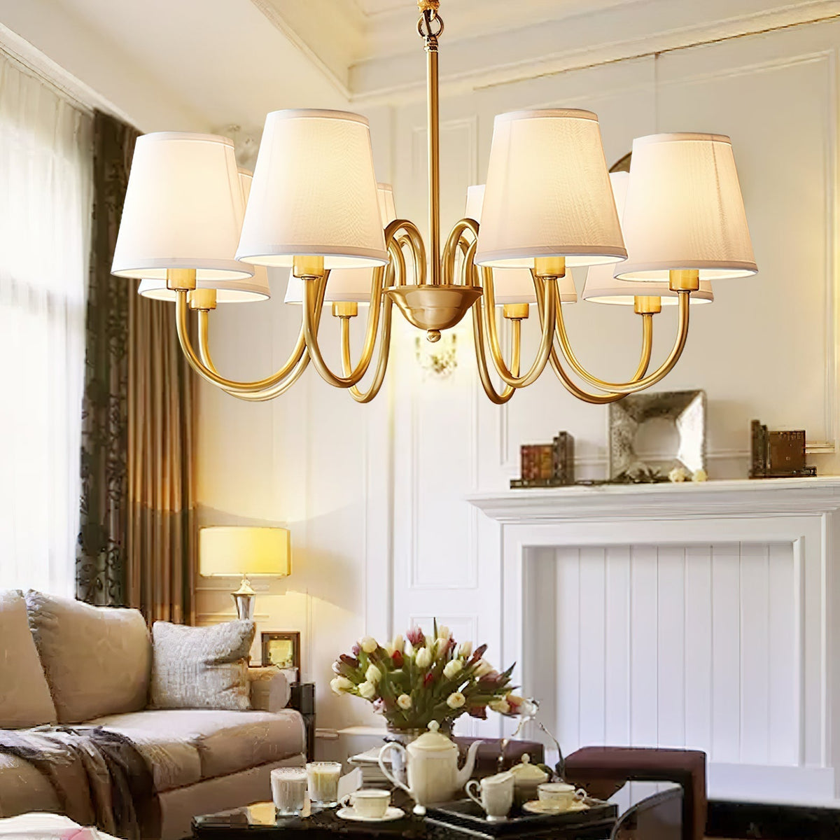 Klassischer Stoff-Kronleuchter mit Messingrahmen, mehreren Leuchtstellen und elegantem weißen Design für das Wohnzimmer | Sansoti