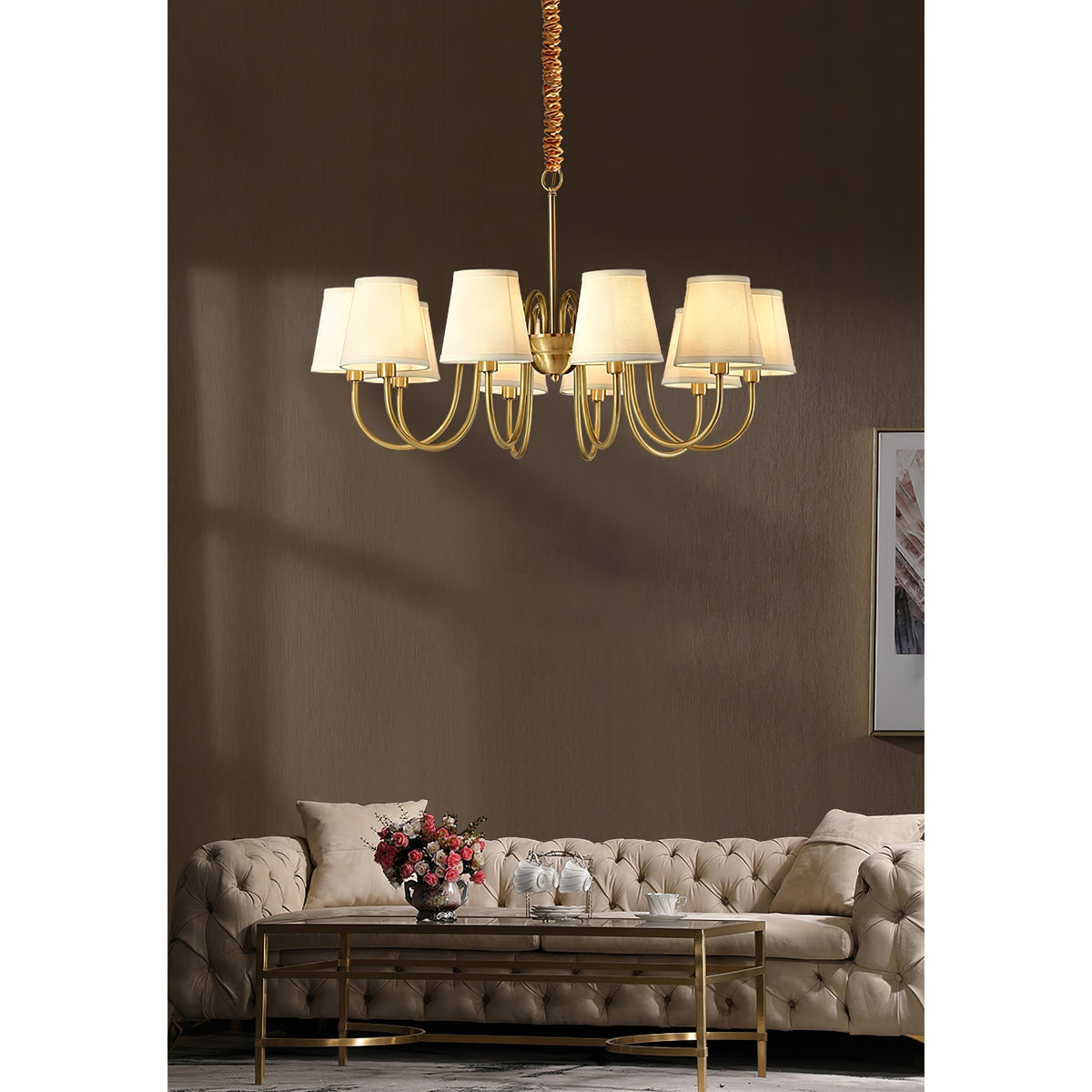 Klassischer Stoff-Kronleuchter mit Messingrahmen, mehreren Leuchtstellen und elegantem weißen Design für das Wohnzimmer | Sansoti