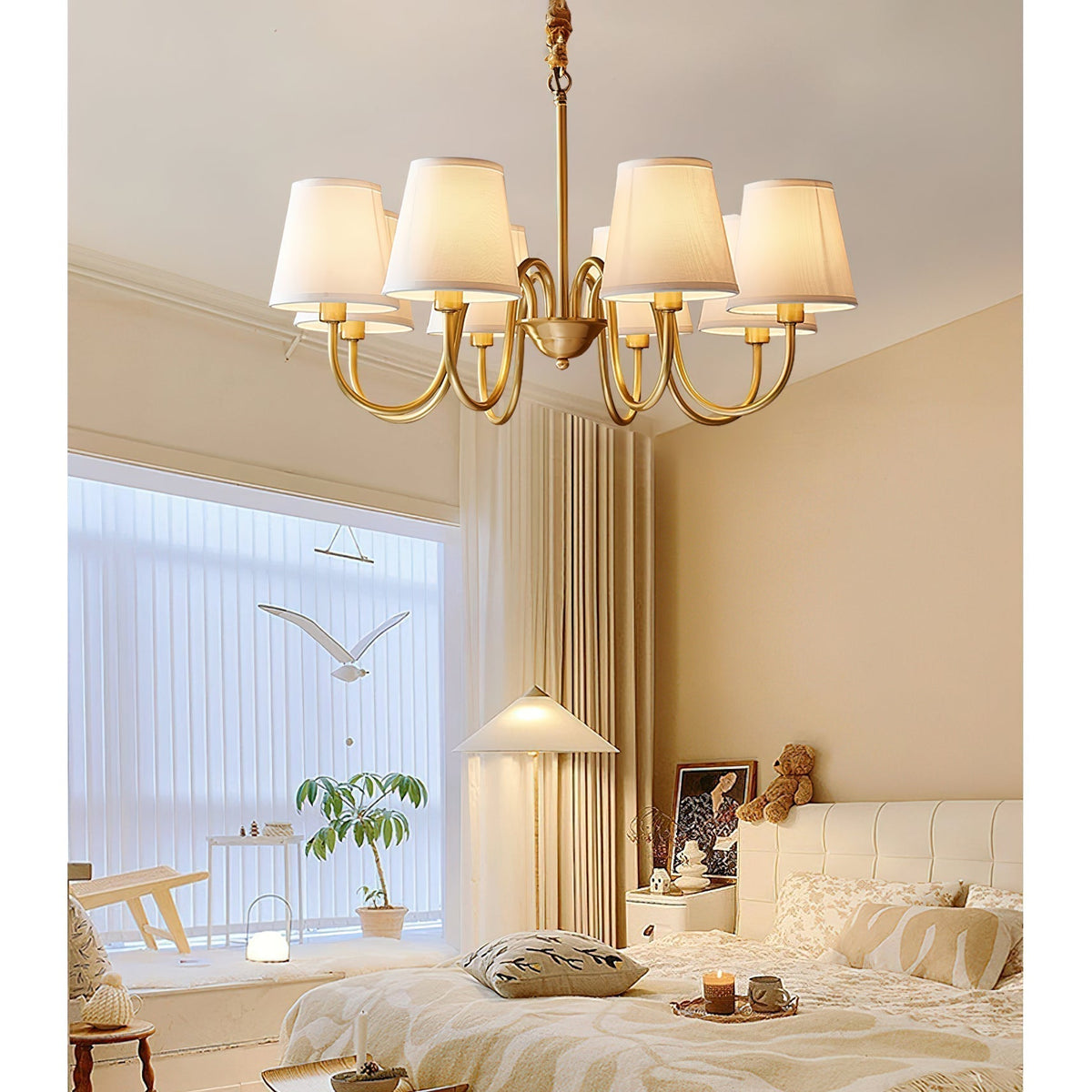 Klassischer Stoff-Kronleuchter mit Messingrahmen, mehreren Leuchtstellen und elegantem weißen Design für das Wohnzimmer | Sansoti