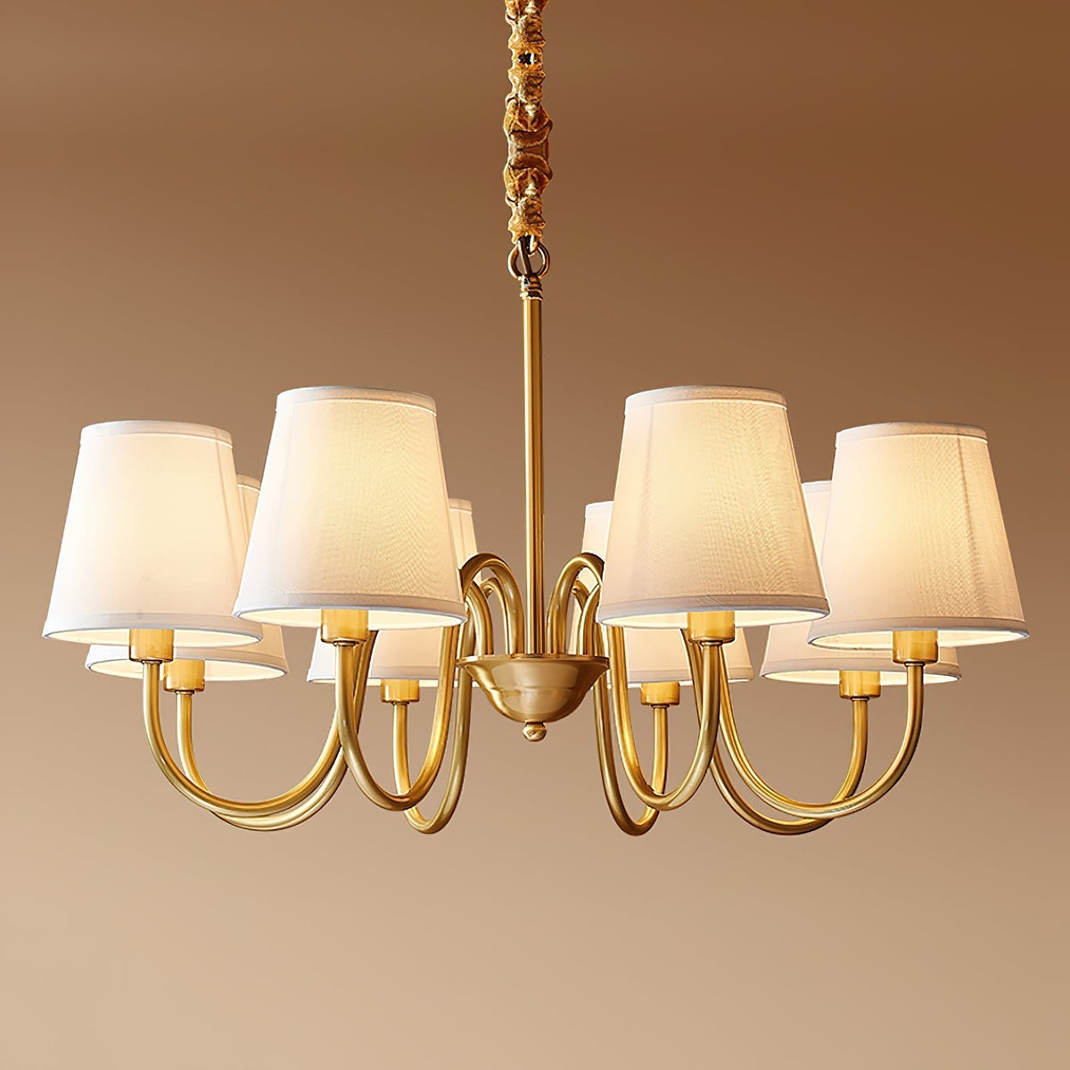 Klassischer Stoff-Kronleuchter mit Messingrahmen, mehreren Leuchtstellen und elegantem weißen Design für das Wohnzimmer | Sansoti