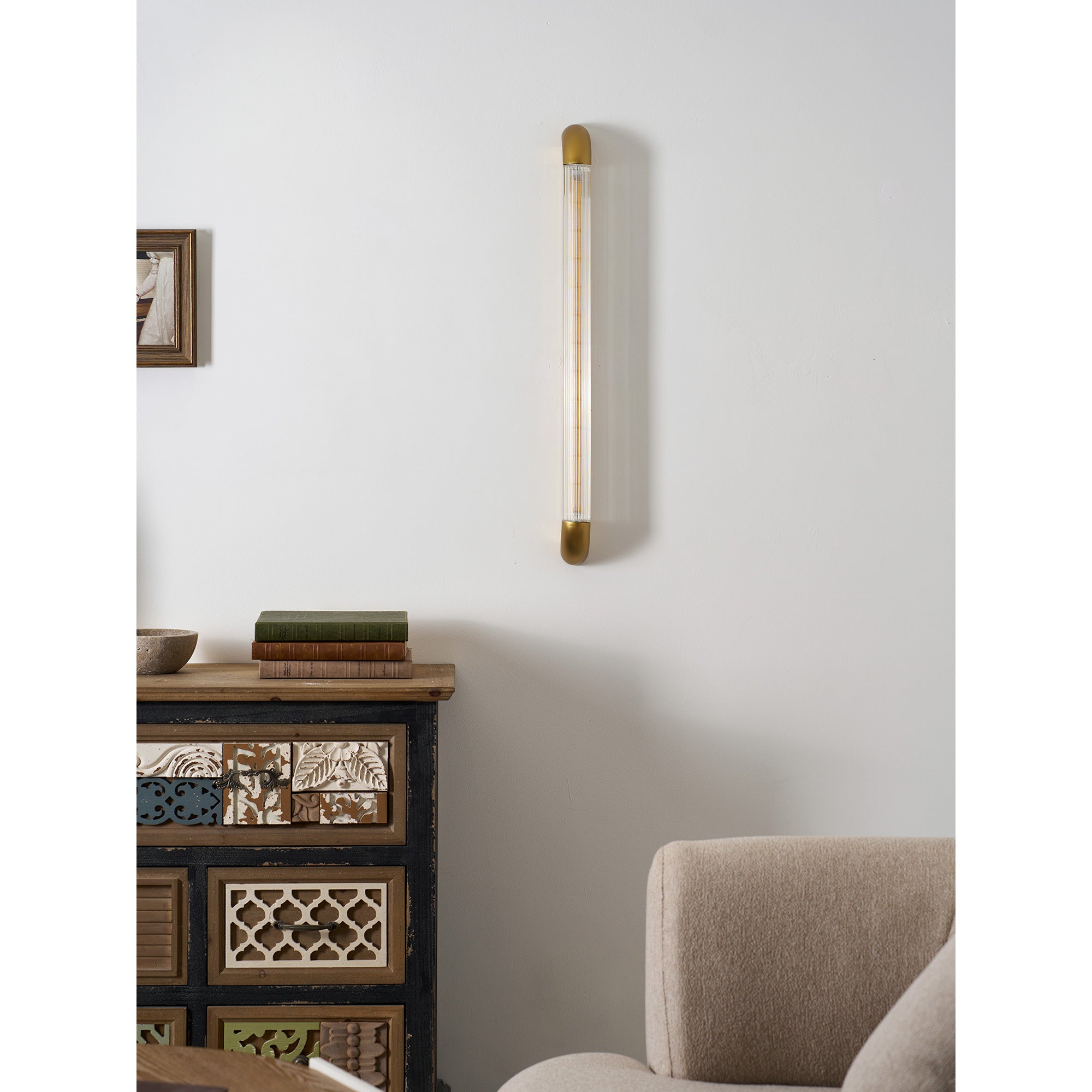 Wandlamp met Geribbelde Glazen Buis en Gebogen Roestvrijstalen Accenten | Moderne Verlichting met Geïntegreerde LED | Sansoti