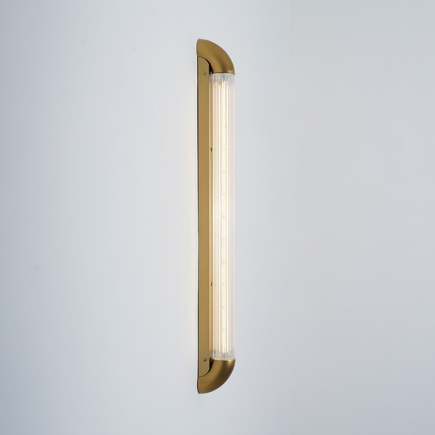Wandlamp met Geribbelde Glazen Buis en Gebogen Roestvrijstalen Accenten | Moderne Verlichting met Geïntegreerde LED | Sansoti