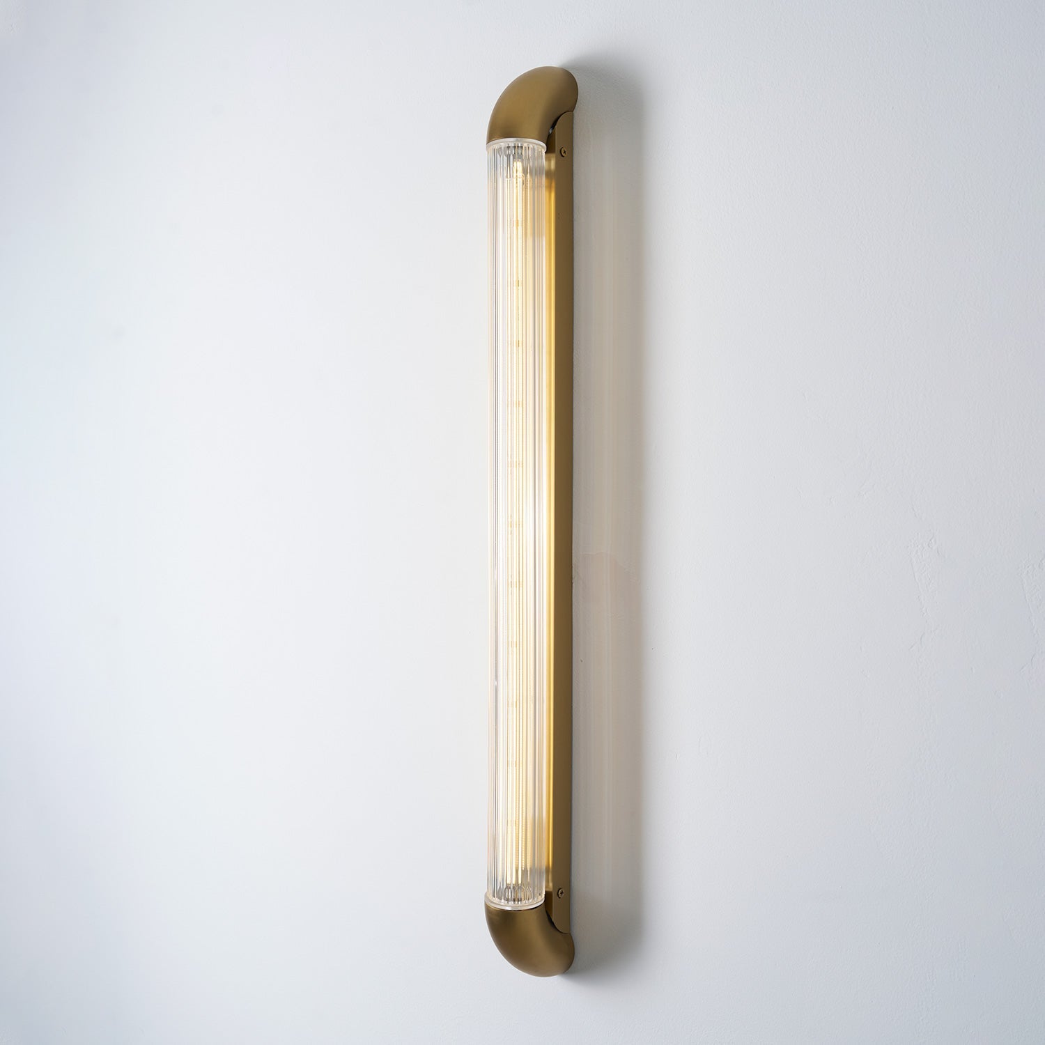 Wandlamp met Geribbelde Glazen Buis en Gebogen Roestvrijstalen Accenten | Moderne Verlichting met Geïntegreerde LED | Sansoti