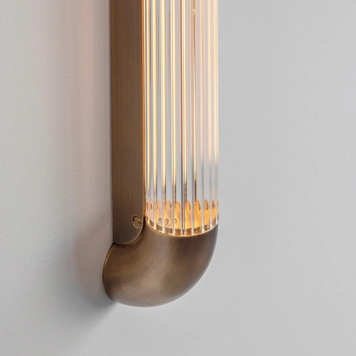 Wandlamp met Geribbelde Glazen Buis en Gebogen Roestvrijstalen Accenten | Moderne Verlichting met Geïntegreerde LED | Sansoti