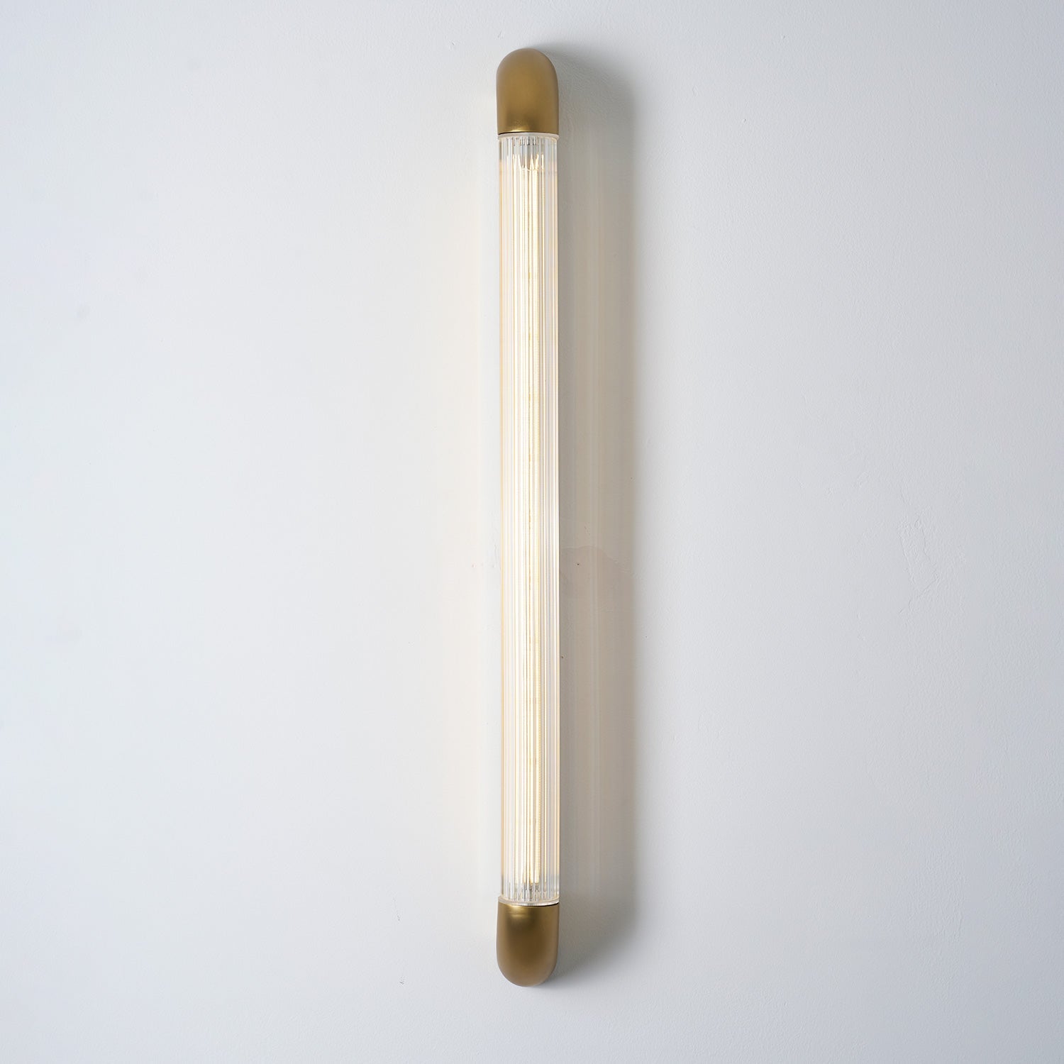 Wandlamp met Geribbelde Glazen Buis en Gebogen Roestvrijstalen Accenten | Moderne Verlichting met Geïntegreerde LED | Sansoti
