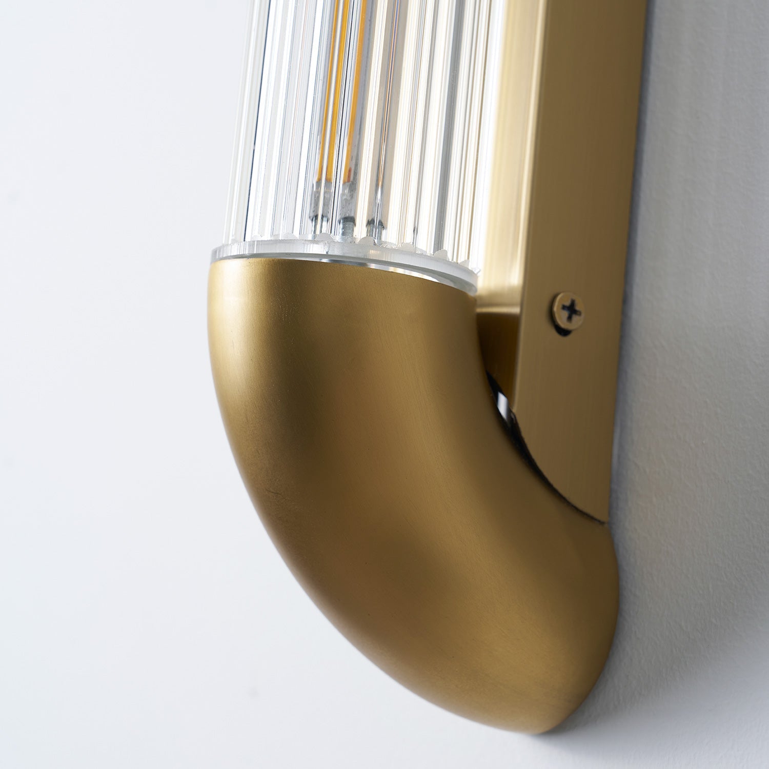 Wandlamp met Geribbelde Glazen Buis en Gebogen Roestvrijstalen Accenten | Moderne Verlichting met Geïntegreerde LED | Sansoti