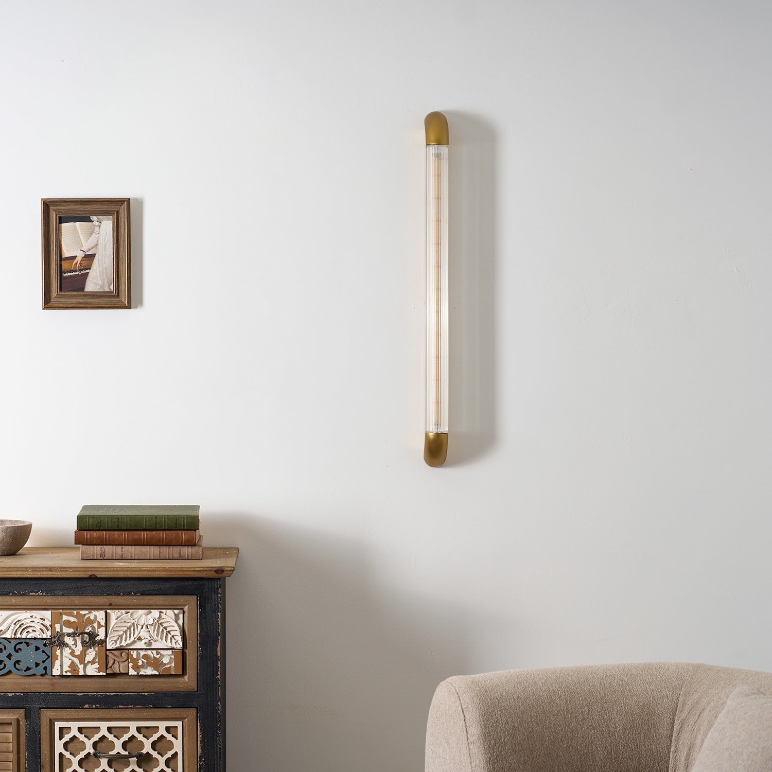 Wandlamp met Geribbelde Glazen Buis en Gebogen Roestvrijstalen Accenten | Moderne Verlichting met Geïntegreerde LED | Sansoti