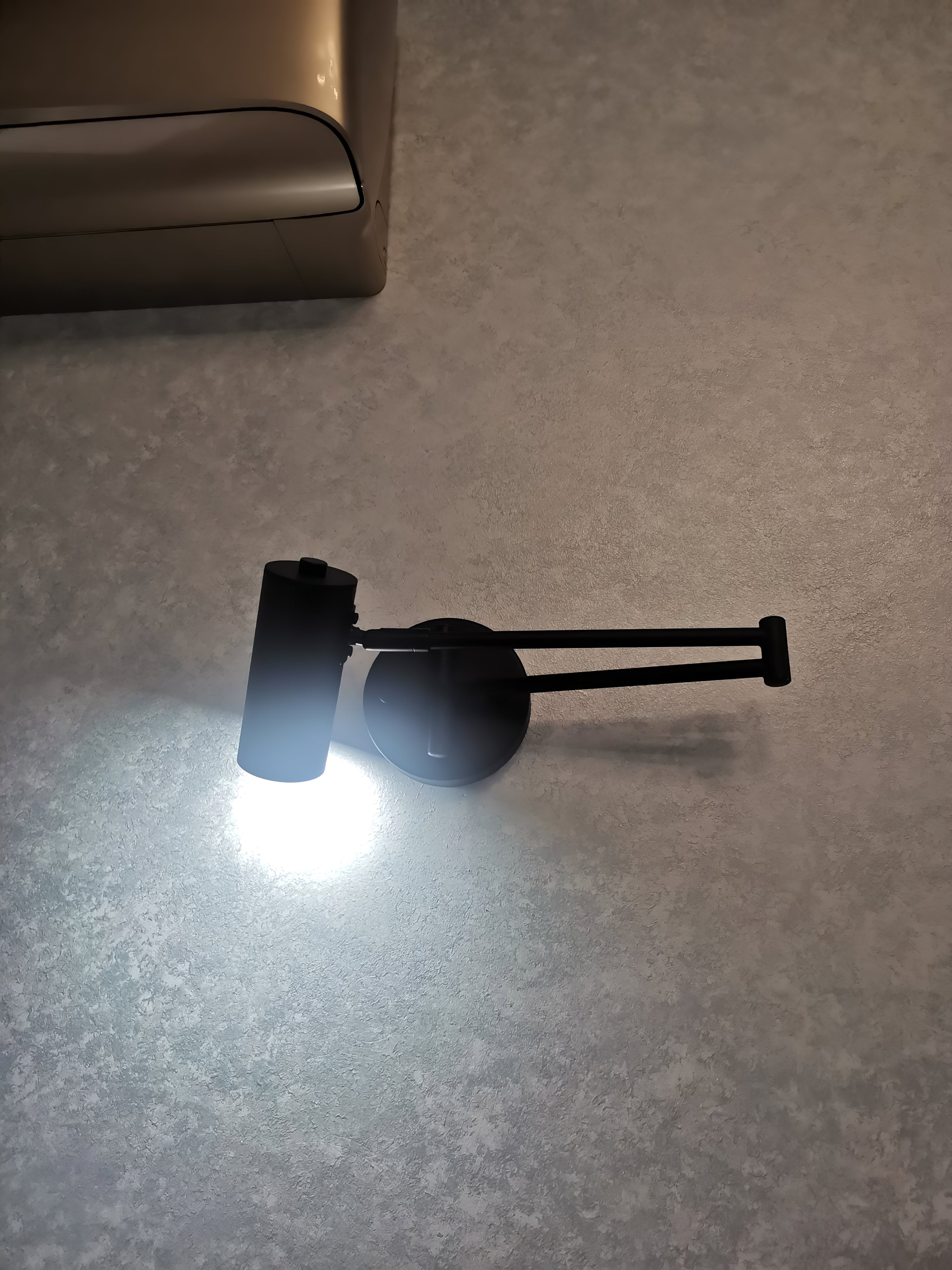 Verstellbare LED-Wandleuchte aus Messing oder schwarzem Metall mit schwenkbarem Arm und zylindrischem Spot für Schlafzimmer und Badezimmer | Restfield
