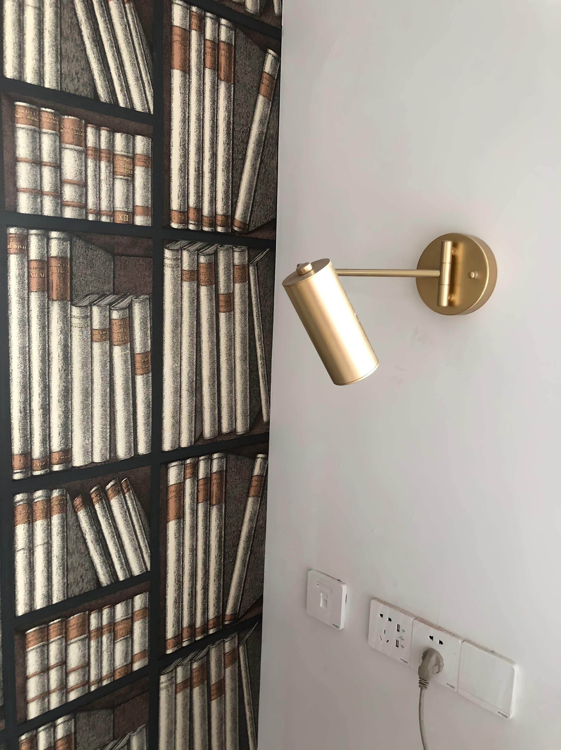 Verstellbare LED-Wandleuchte aus Messing oder schwarzem Metall mit schwenkbarem Arm und zylindrischem Spot für Schlafzimmer und Badezimmer | Restfield