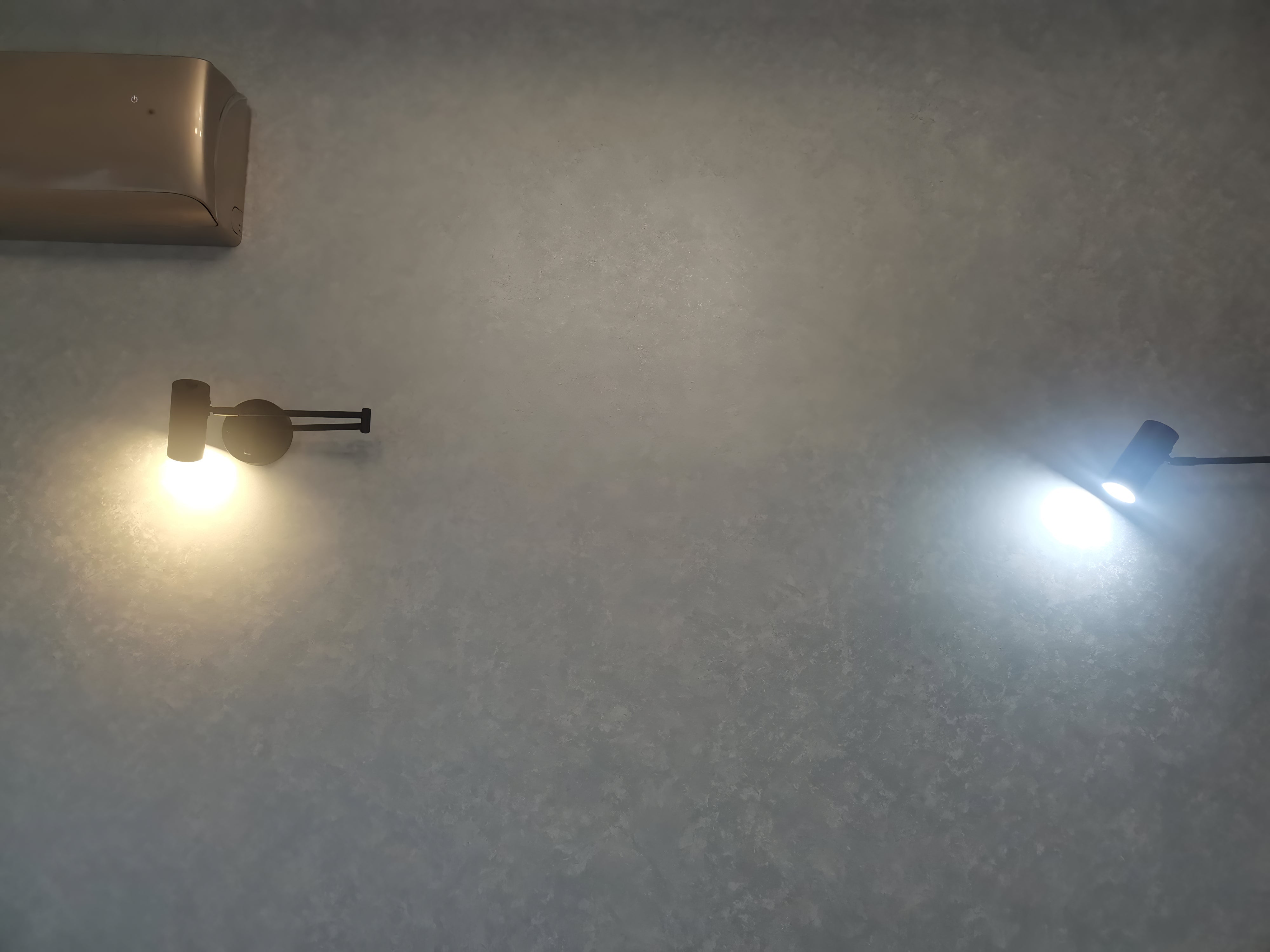 Verstellbare LED-Wandleuchte aus Messing oder schwarzem Metall mit schwenkbarem Arm und zylindrischem Spot für Schlafzimmer und Badezimmer | Restfield