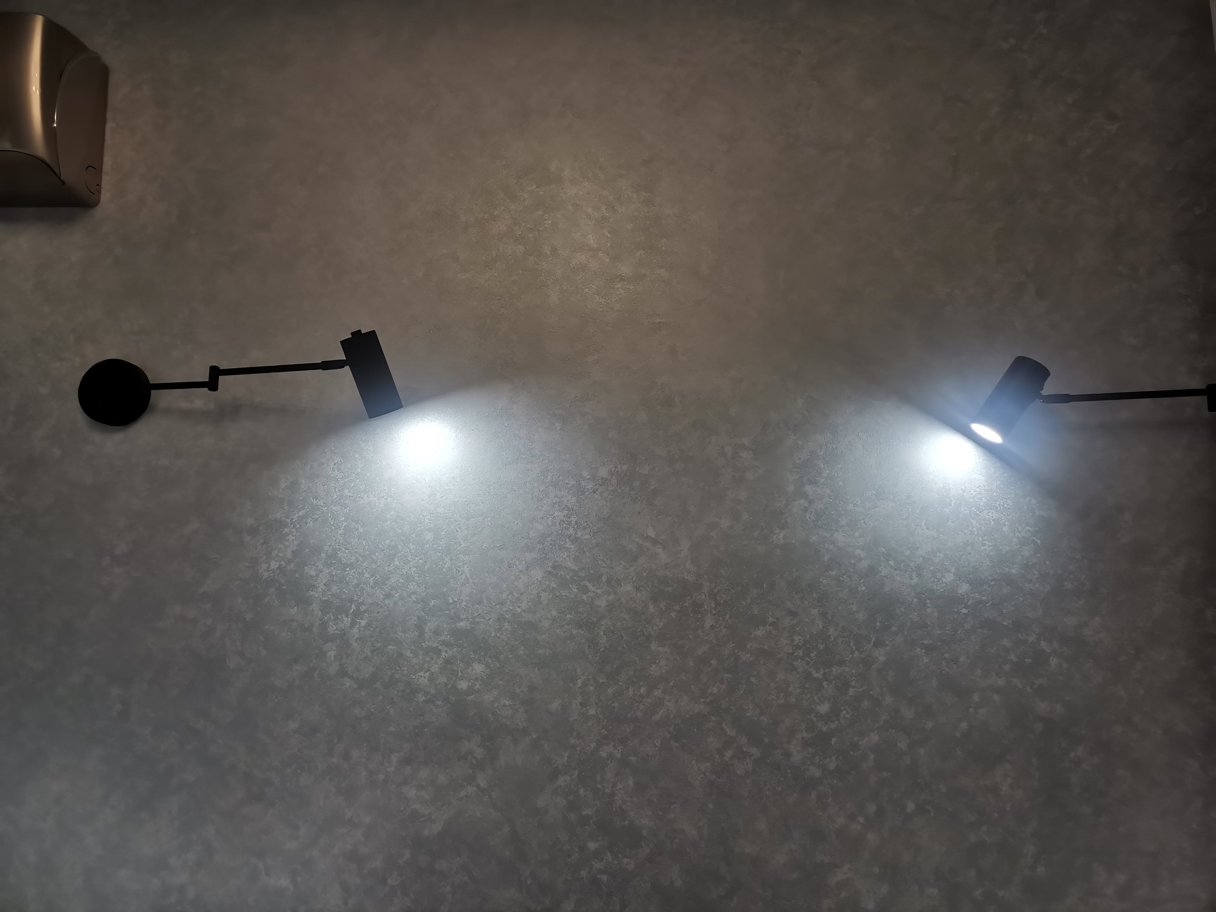 Verstellbare LED-Wandleuchte aus Messing oder schwarzem Metall mit schwenkbarem Arm und zylindrischem Spot für Schlafzimmer und Badezimmer | Restfield