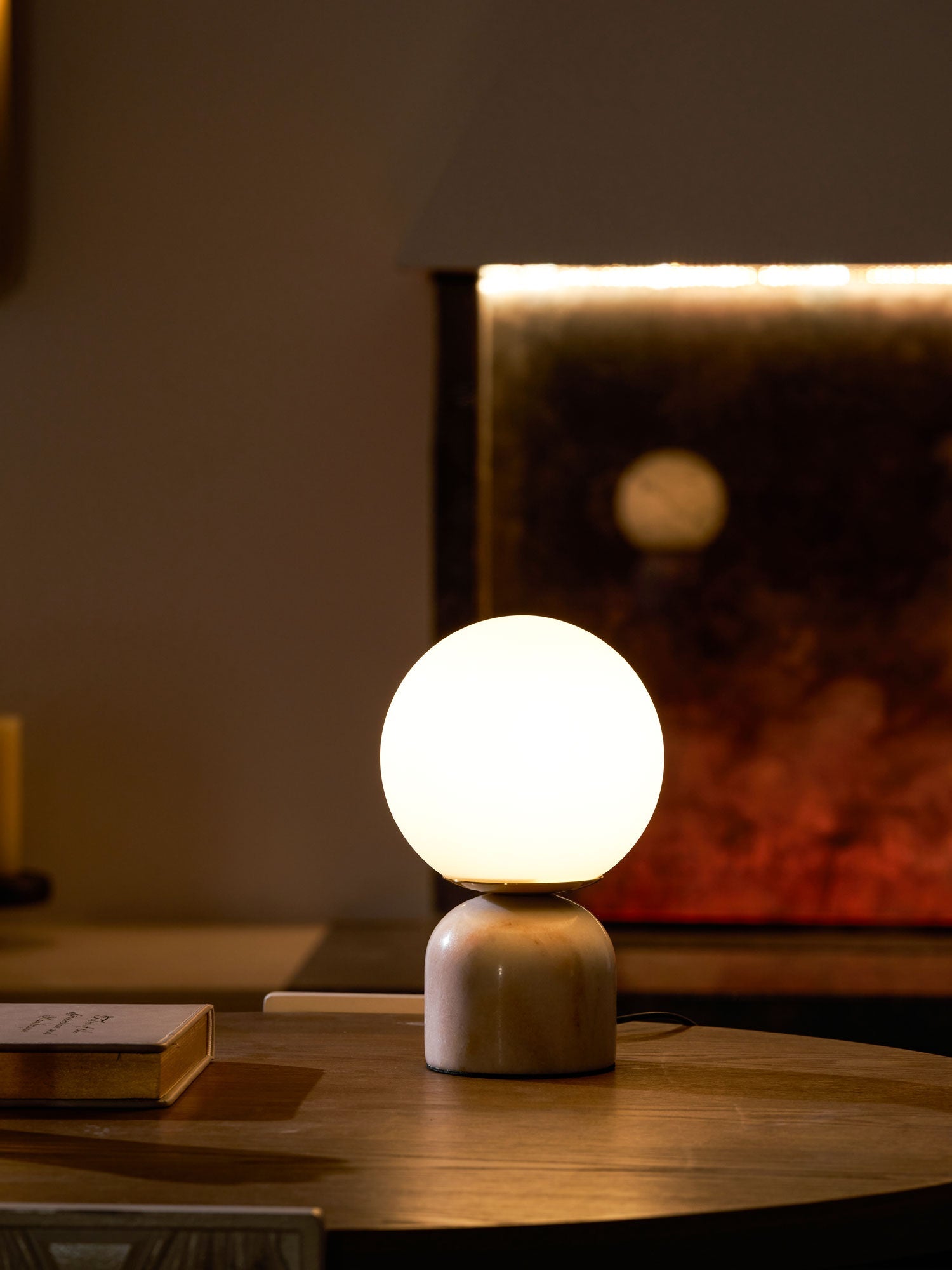 Marmeren Tafellamp met Glazen Bol – Scandinavisch Design voor Sfeervol Accent | Sansoti