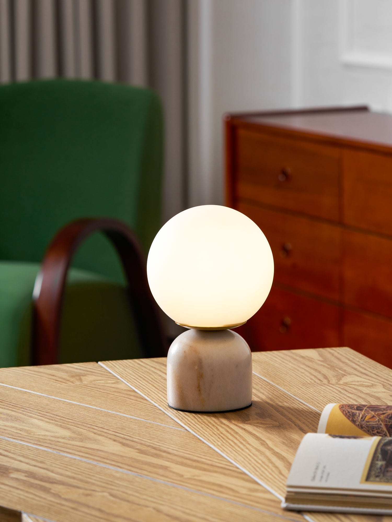 Marmeren Tafellamp met Glazen Bol – Scandinavisch Design voor Sfeervol Accent | Sansoti