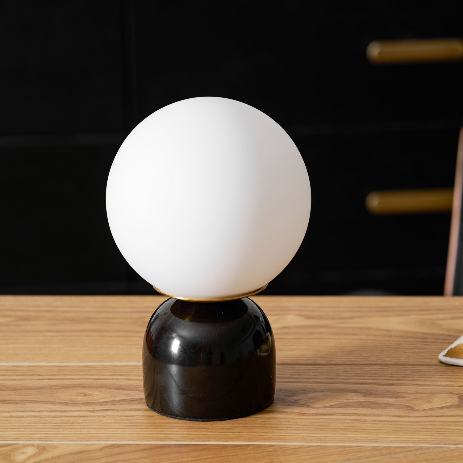 Marmeren Tafellamp met Glazen Bol – Scandinavisch Design voor Sfeervol Accent | Sansoti