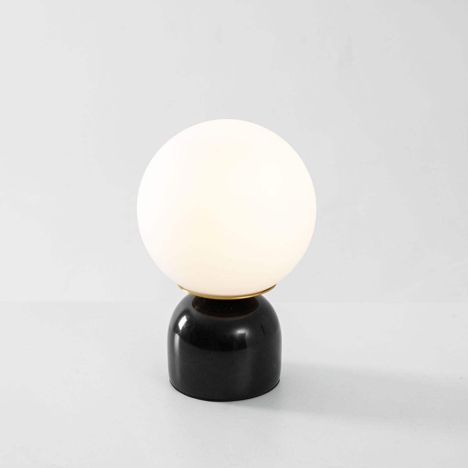 Marmeren Tafellamp met Glazen Bol – Scandinavisch Design voor Sfeervol Accent | Sansoti