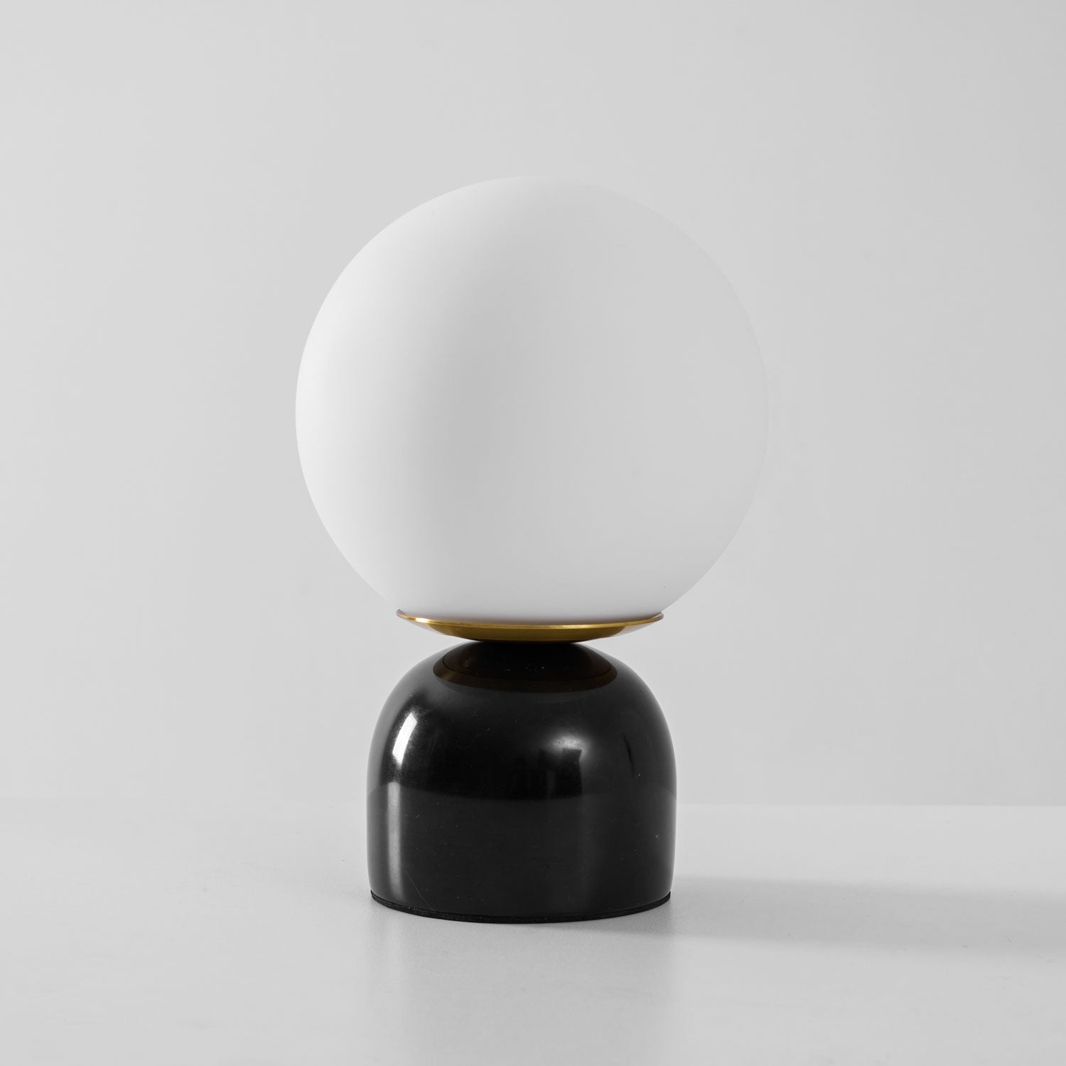 Marmeren Tafellamp met Glazen Bol – Scandinavisch Design voor Sfeervol Accent | Sansoti