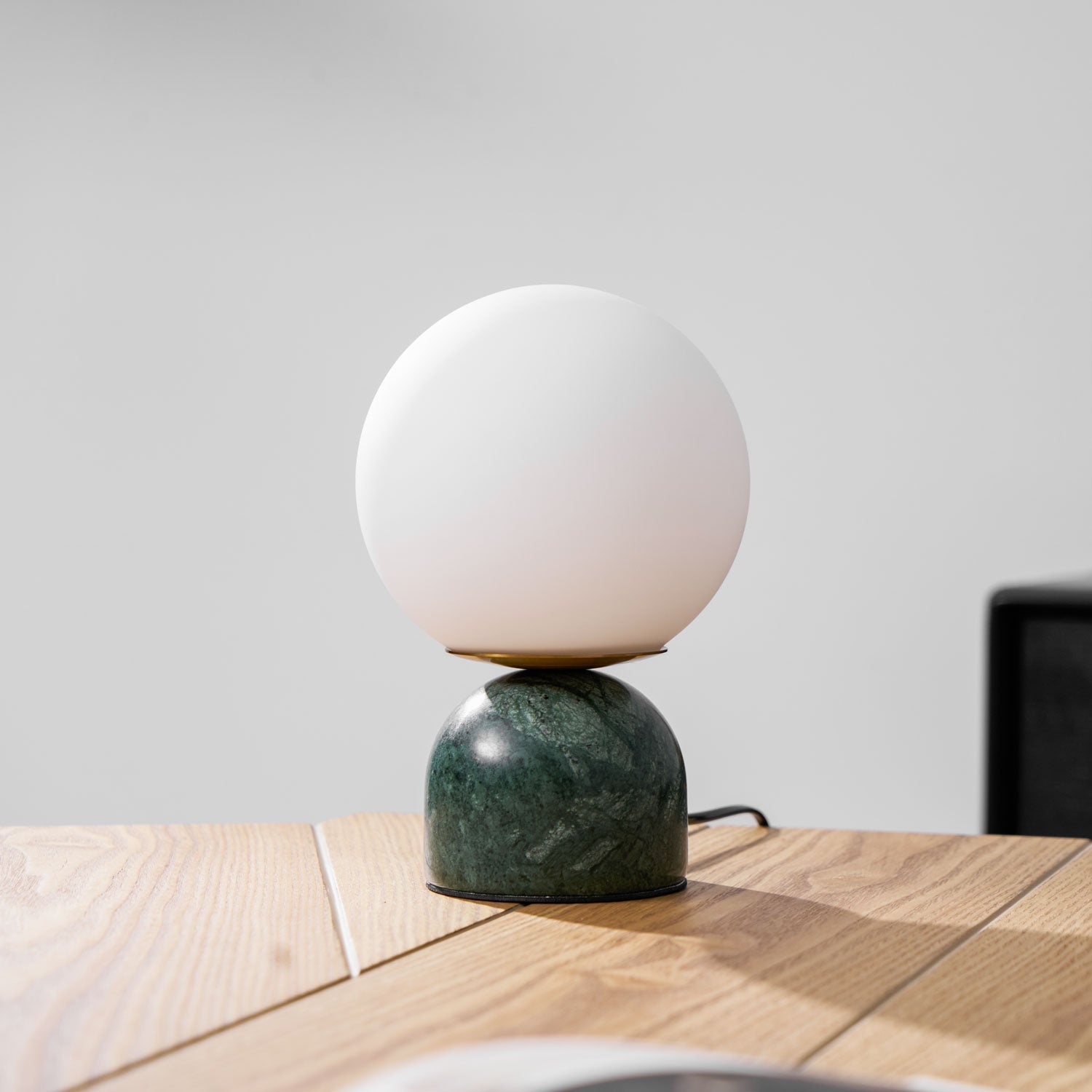 Marmeren Tafellamp met Glazen Bol – Scandinavisch Design voor Sfeervol Accent | Sansoti