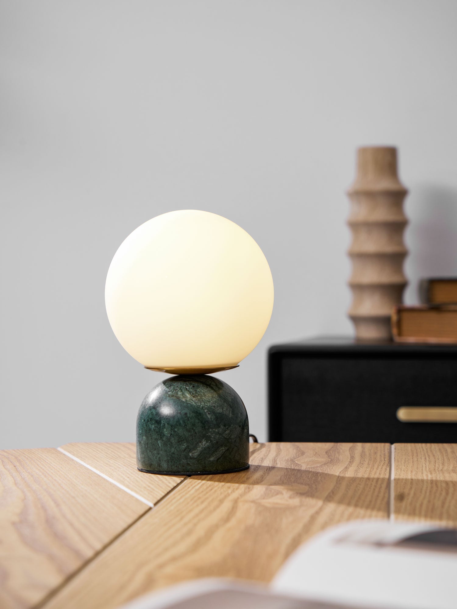 Marmeren Tafellamp met Glazen Bol – Scandinavisch Design voor Sfeervol Accent | Sansoti
