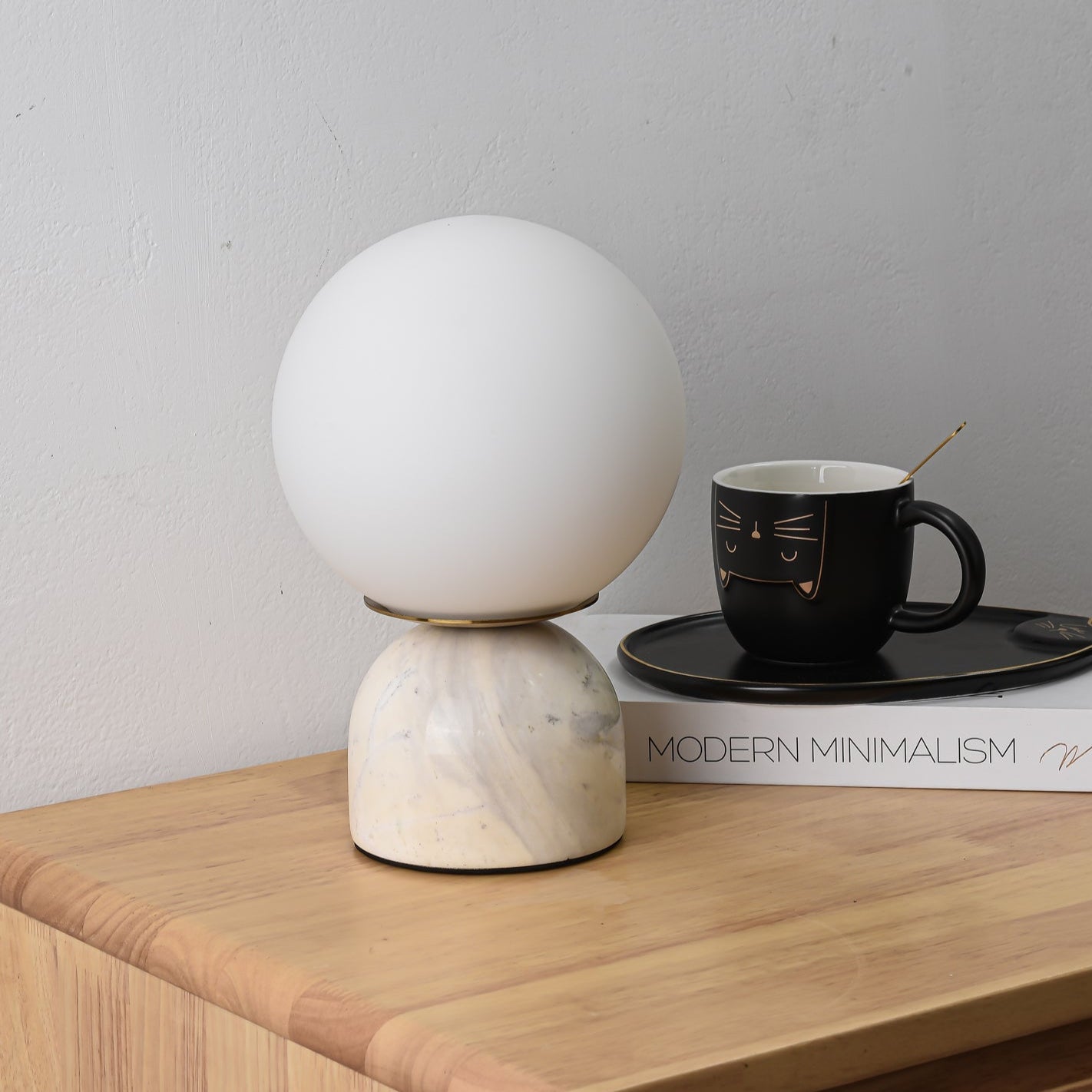 Marmeren Tafellamp met Glazen Bol – Scandinavisch Design voor Sfeervol Accent | Sansoti
