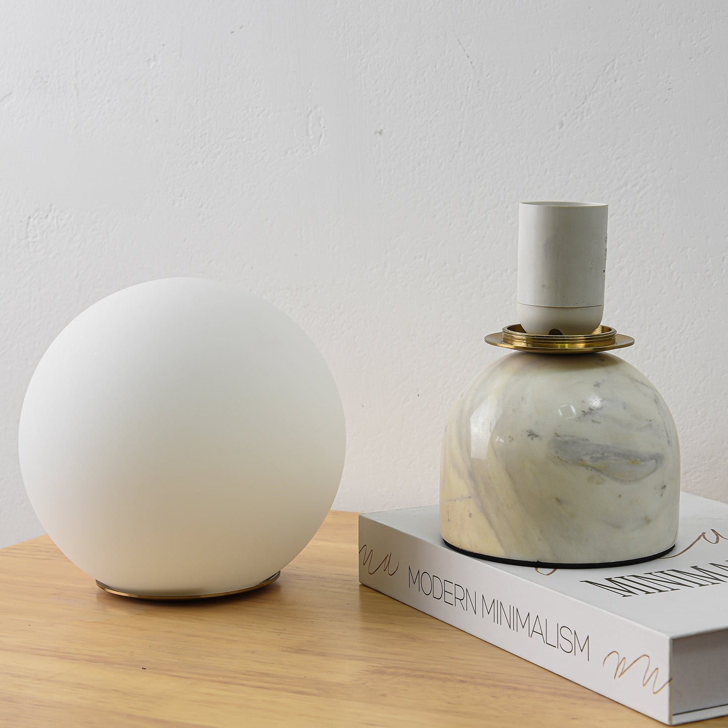 Marmeren Tafellamp met Glazen Bol – Scandinavisch Design voor Sfeervol Accent | Sansoti