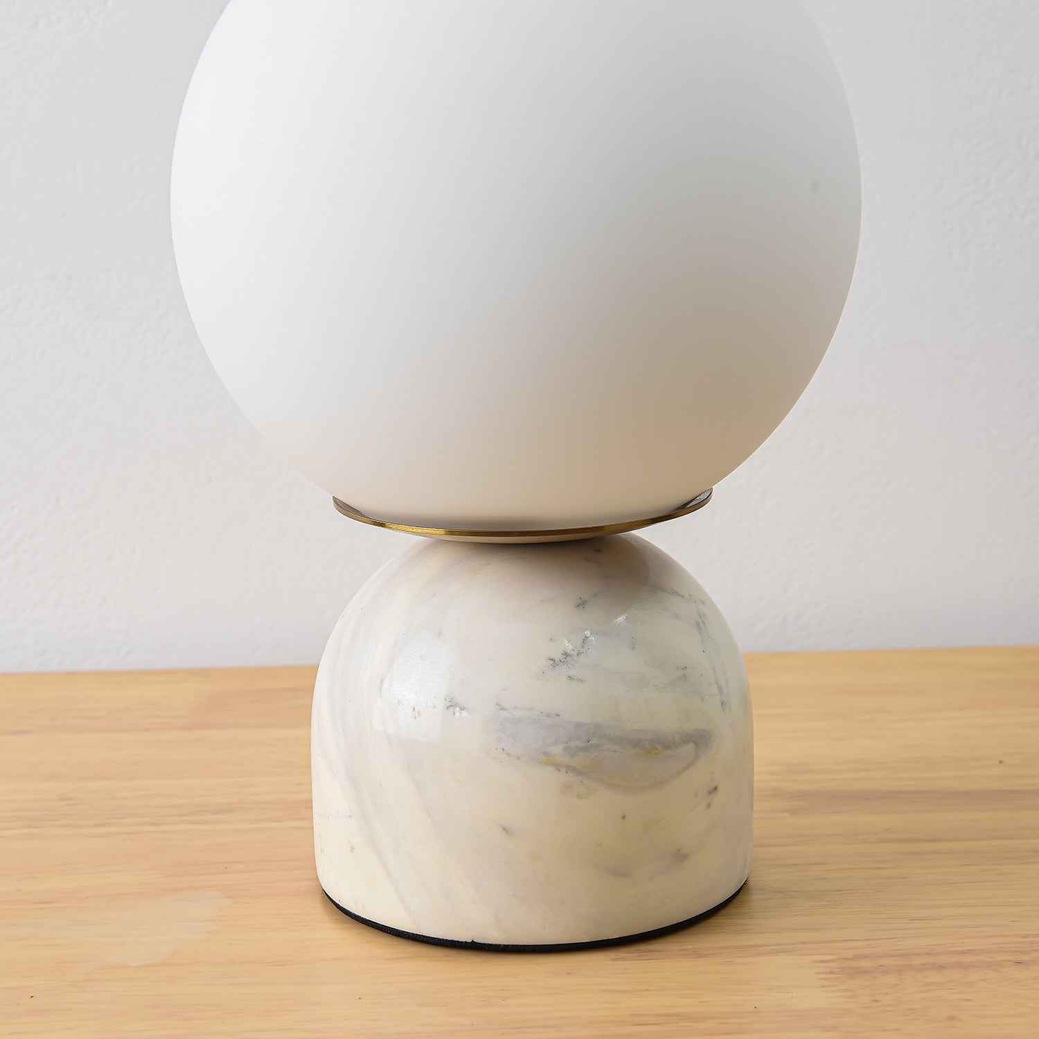 Marmeren Tafellamp met Glazen Bol – Scandinavisch Design voor Sfeervol Accent | Sansoti