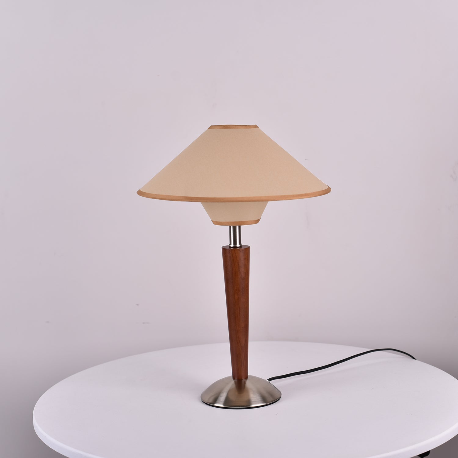 Houten Tafellamp met Stoffen Kap – Walnoot of Nikkel – Warm Modern Design – E26/E27 – Plug-in met Schakelaar | Sansoti