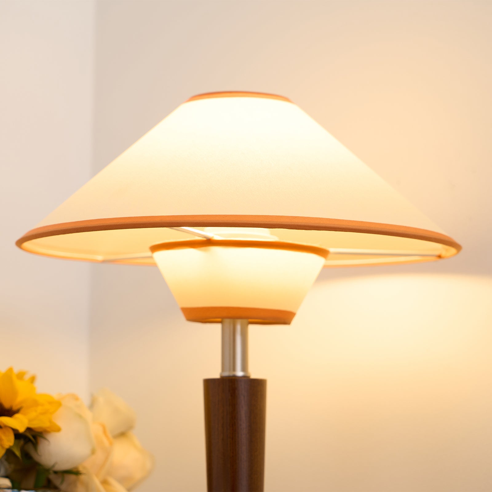 Houten Tafellamp met Stoffen Kap – Walnoot of Nikkel – Warm Modern Design – E26/E27 – Plug-in met Schakelaar | Sansoti