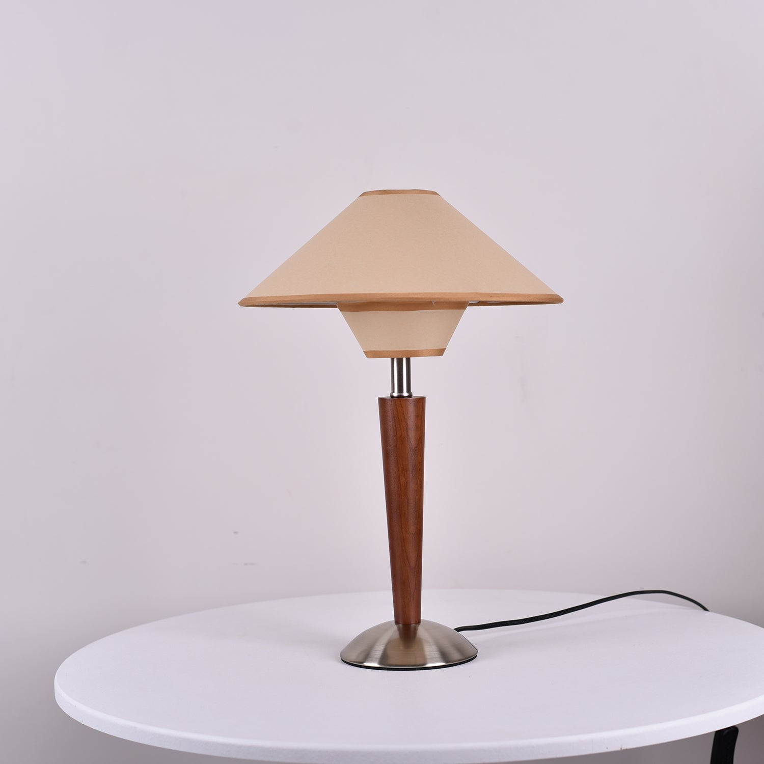 Houten Tafellamp met Stoffen Kap – Walnoot of Nikkel – Warm Modern Design – E26/E27 – Plug-in met Schakelaar | Sansoti