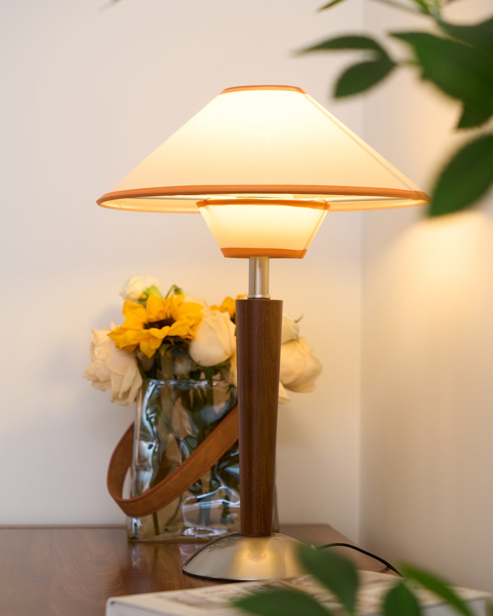 Houten Tafellamp met Stoffen Kap – Walnoot of Nikkel – Warm Modern Design – E26/E27 – Plug-in met Schakelaar | Sansoti