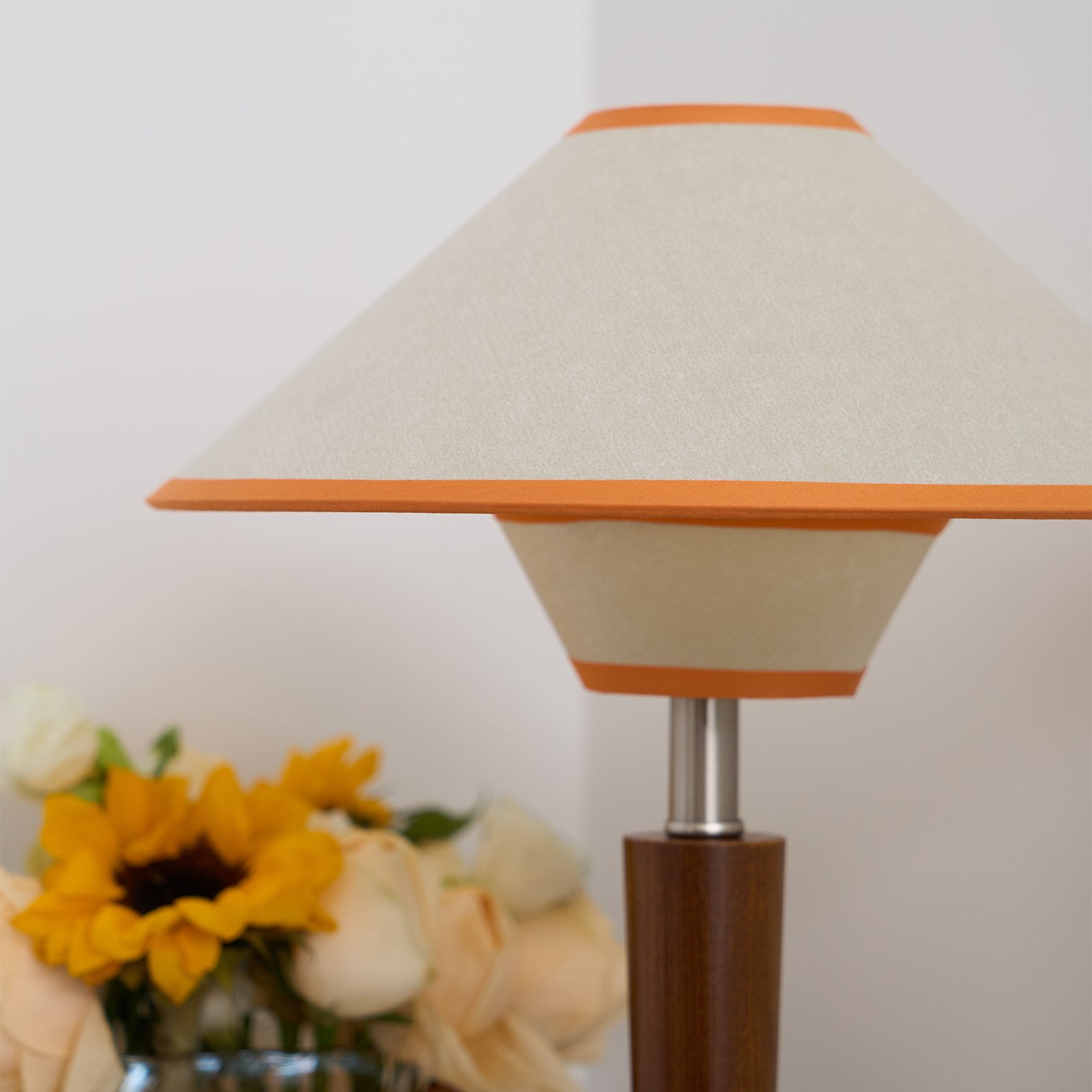 Houten Tafellamp met Stoffen Kap – Walnoot of Nikkel – Warm Modern Design – E26/E27 – Plug-in met Schakelaar | Sansoti