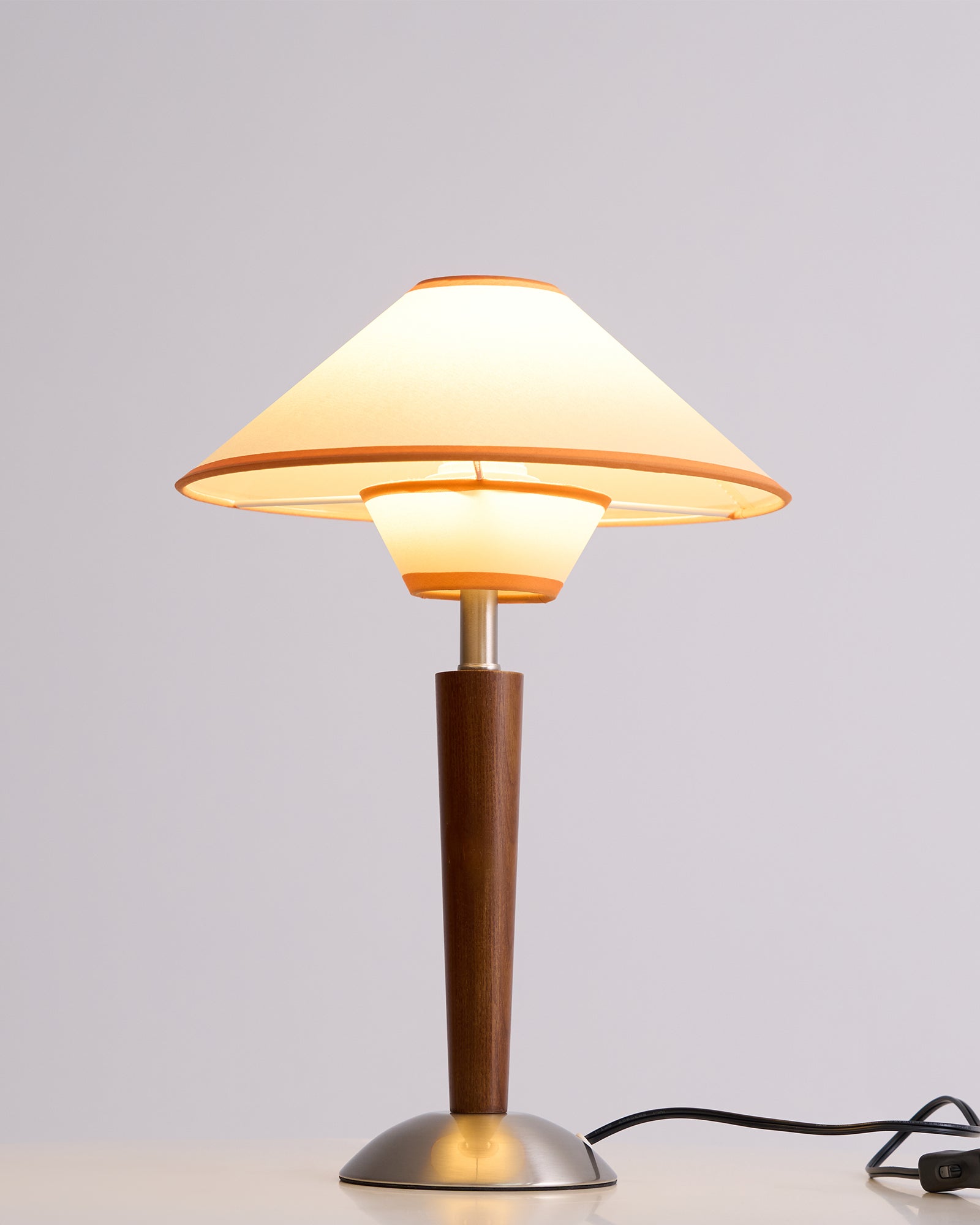 Houten Tafellamp met Stoffen Kap – Walnoot of Nikkel – Warm Modern Design – E26/E27 – Plug-in met Schakelaar | Sansoti