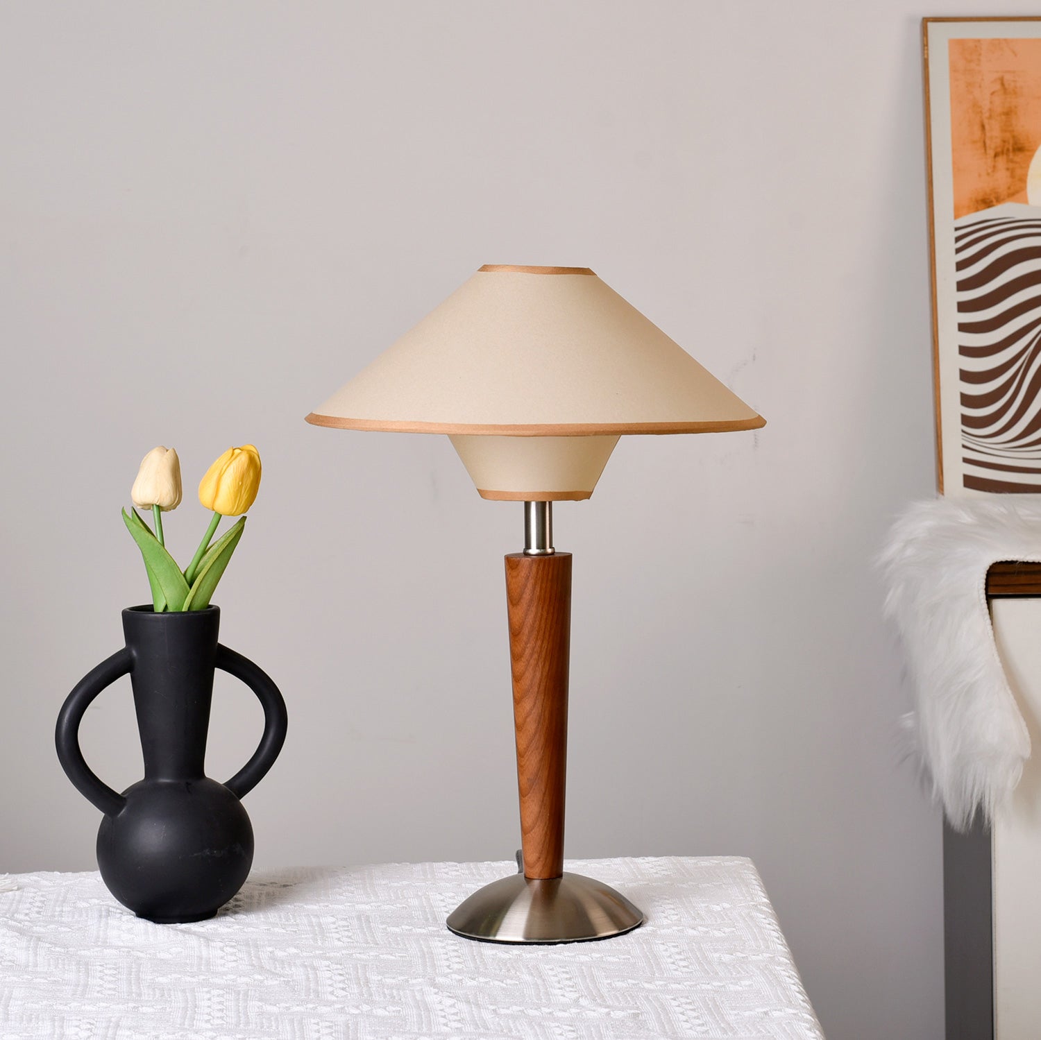 Houten Tafellamp met Stoffen Kap – Walnoot of Nikkel – Warm Modern Design – E26/E27 – Plug-in met Schakelaar | Sansoti