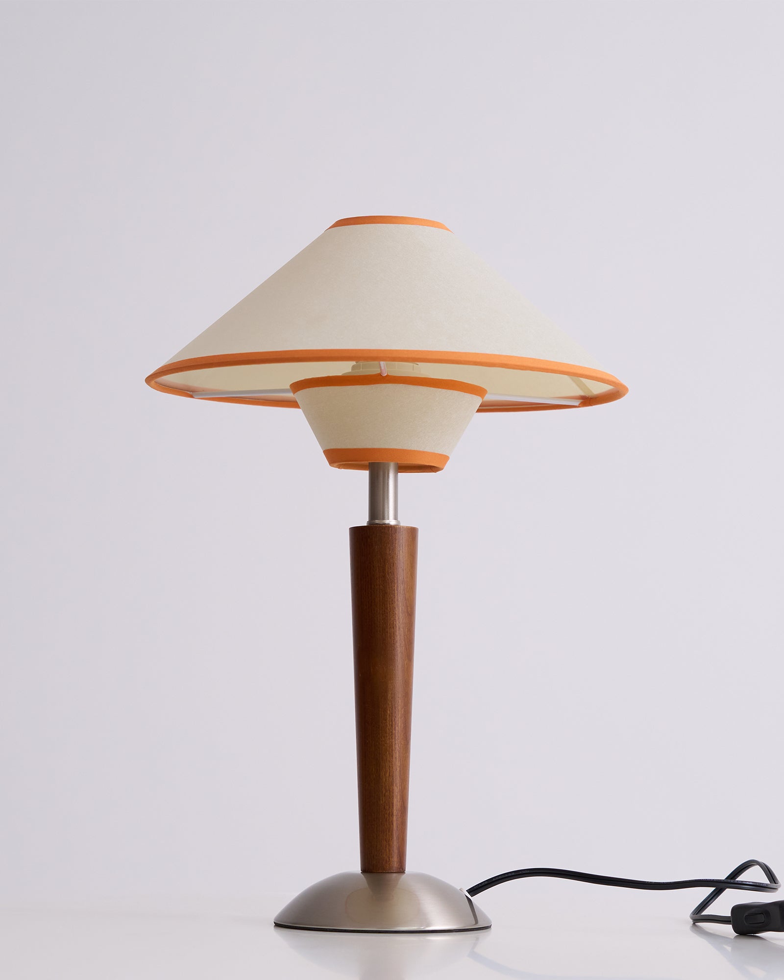 Houten Tafellamp met Stoffen Kap – Walnoot of Nikkel – Warm Modern Design – E26/E27 – Plug-in met Schakelaar | Sansoti