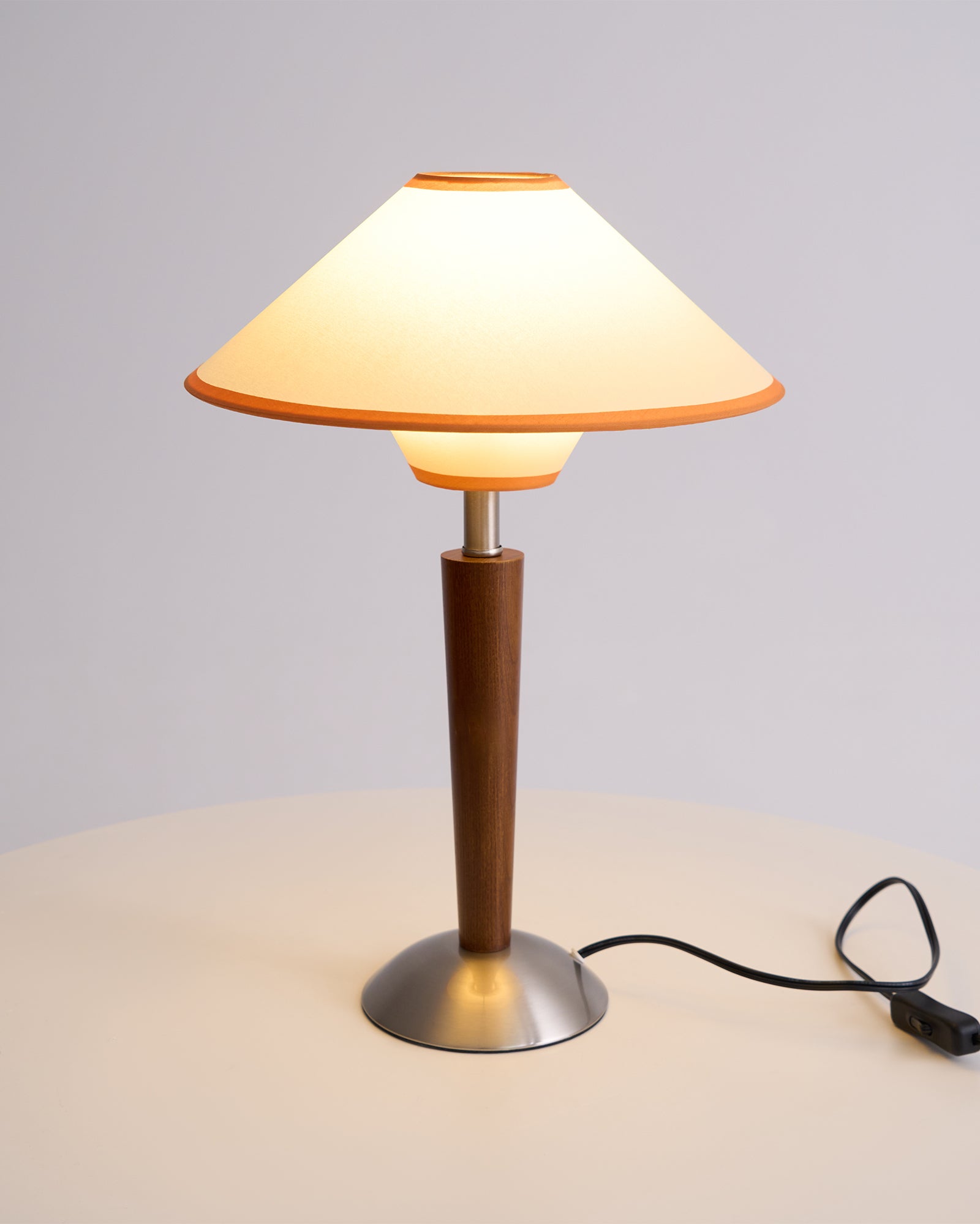 Houten Tafellamp met Stoffen Kap – Walnoot of Nikkel – Warm Modern Design – E26/E27 – Plug-in met Schakelaar | Sansoti