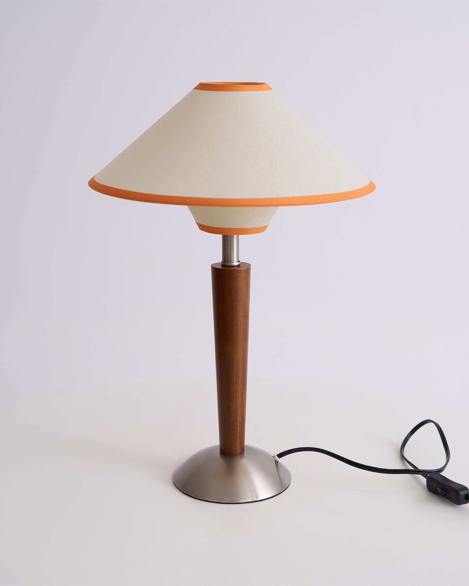 Houten Tafellamp met Stoffen Kap – Walnoot of Nikkel – Warm Modern Design – E26/E27 – Plug-in met Schakelaar | Sansoti