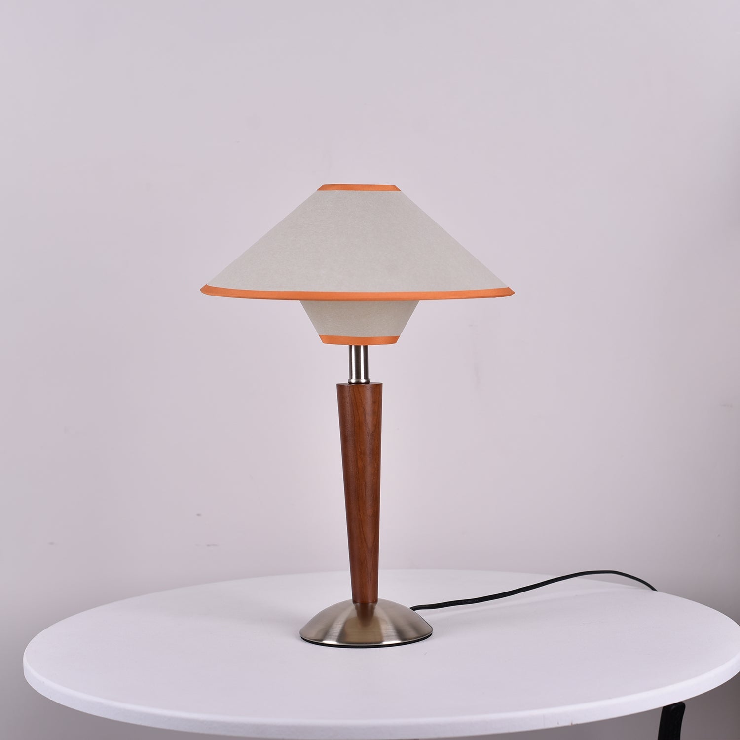 Houten Tafellamp met Stoffen Kap – Walnoot of Nikkel – Warm Modern Design – E26/E27 – Plug-in met Schakelaar | Sansoti