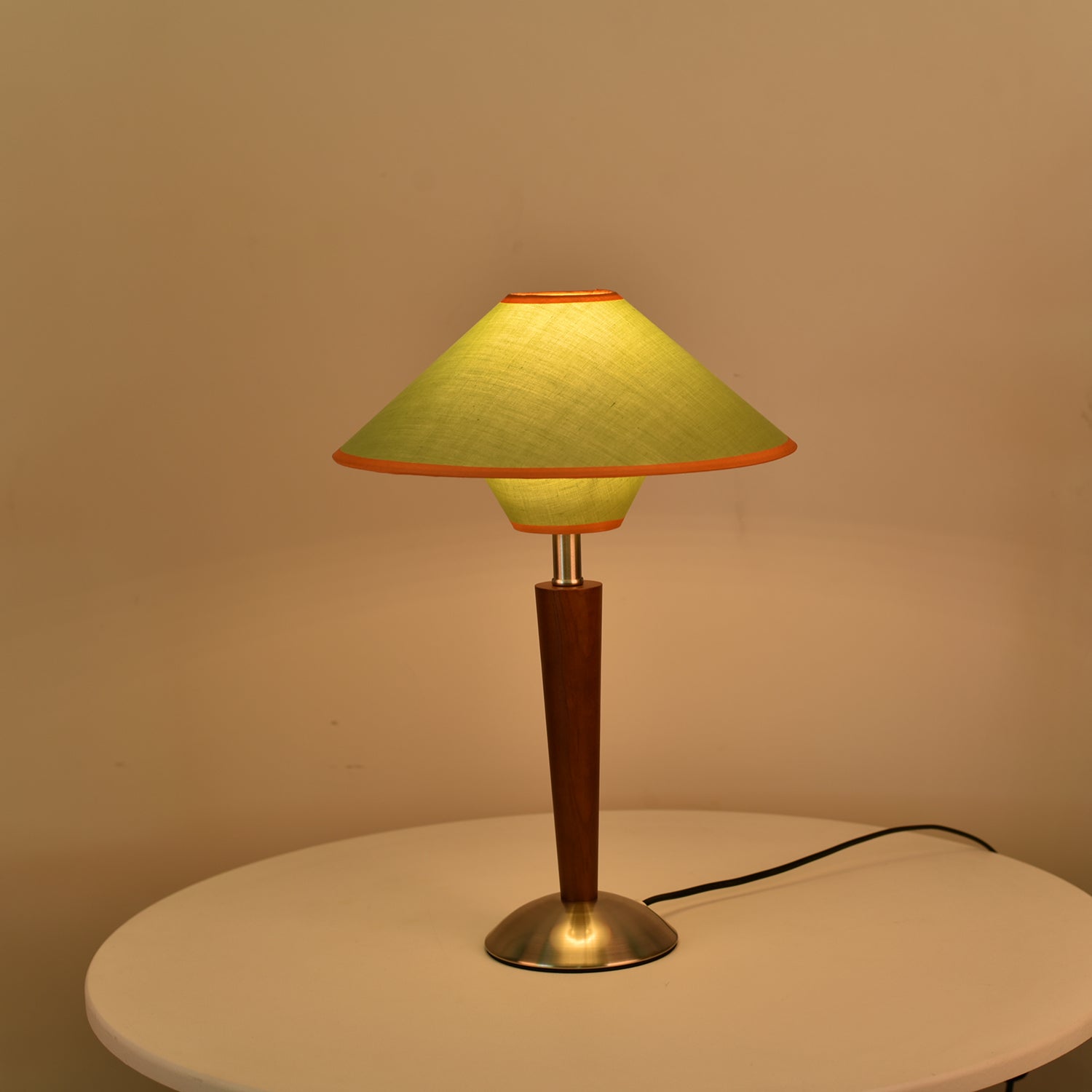 Houten Tafellamp met Stoffen Kap – Walnoot of Nikkel – Warm Modern Design – E26/E27 – Plug-in met Schakelaar | Sansoti