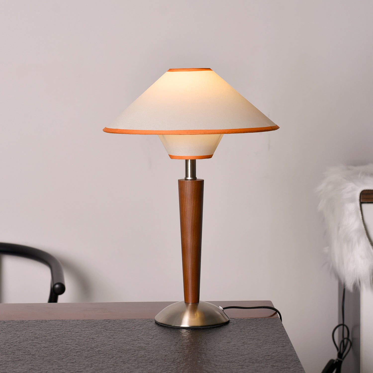 Houten Tafellamp met Stoffen Kap – Walnoot of Nikkel – Warm Modern Design – E26/E27 – Plug-in met Schakelaar | Sansoti