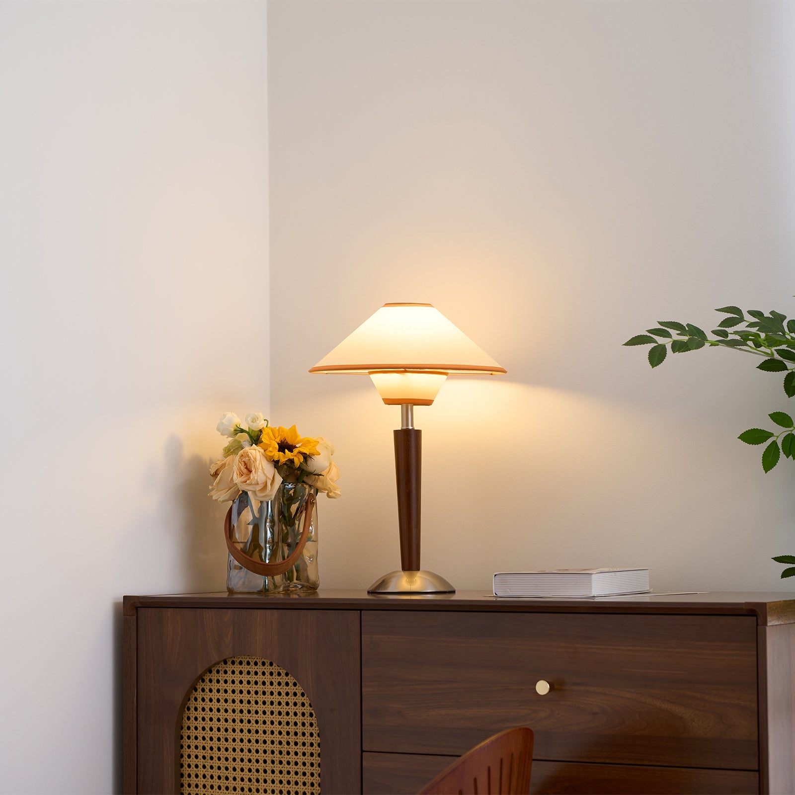 Houten Tafellamp met Stoffen Kap – Walnoot of Nikkel – Warm Modern Design – E26/E27 – Plug-in met Schakelaar | Sansoti