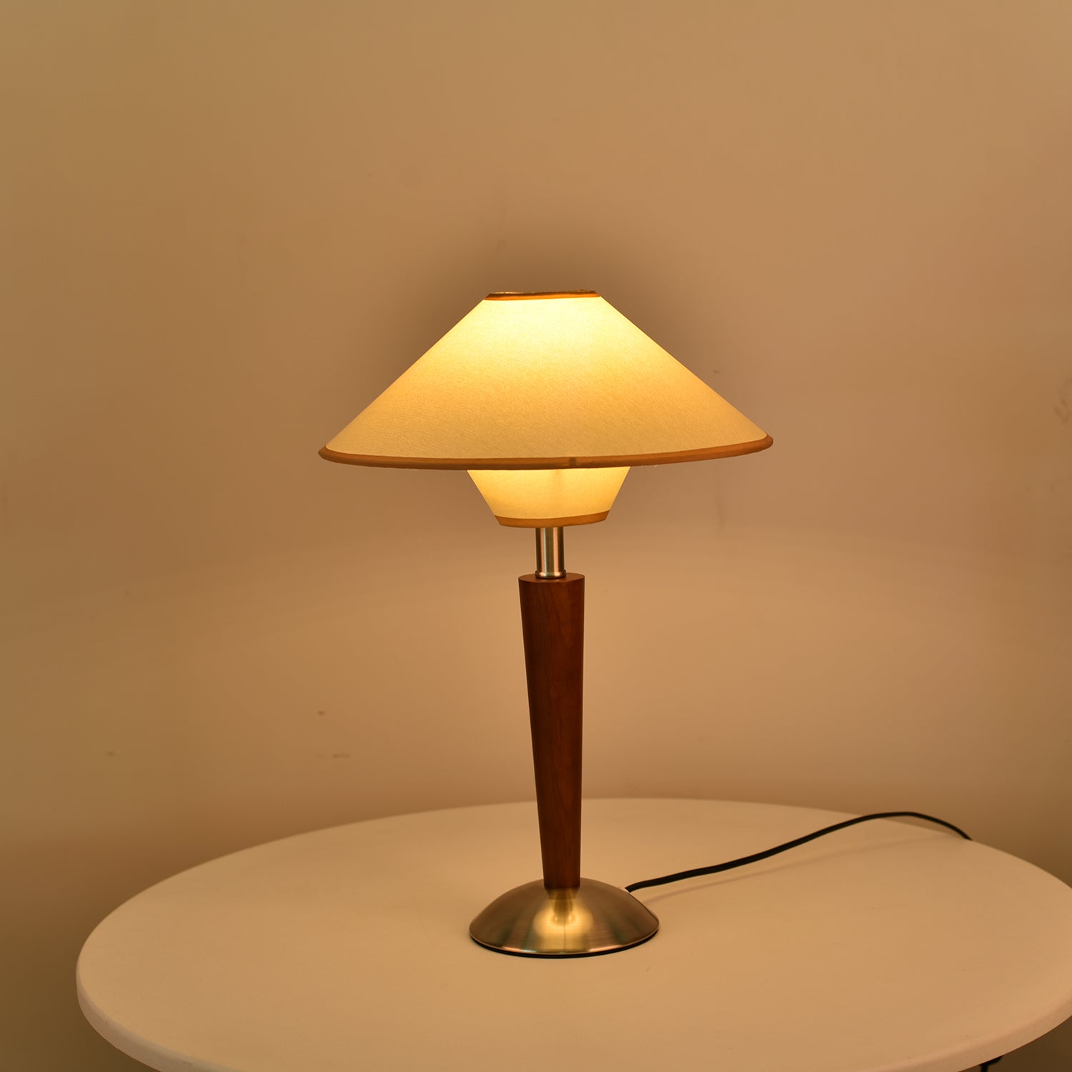 Houten Tafellamp met Stoffen Kap – Walnoot of Nikkel – Warm Modern Design – E26/E27 – Plug-in met Schakelaar | Sansoti