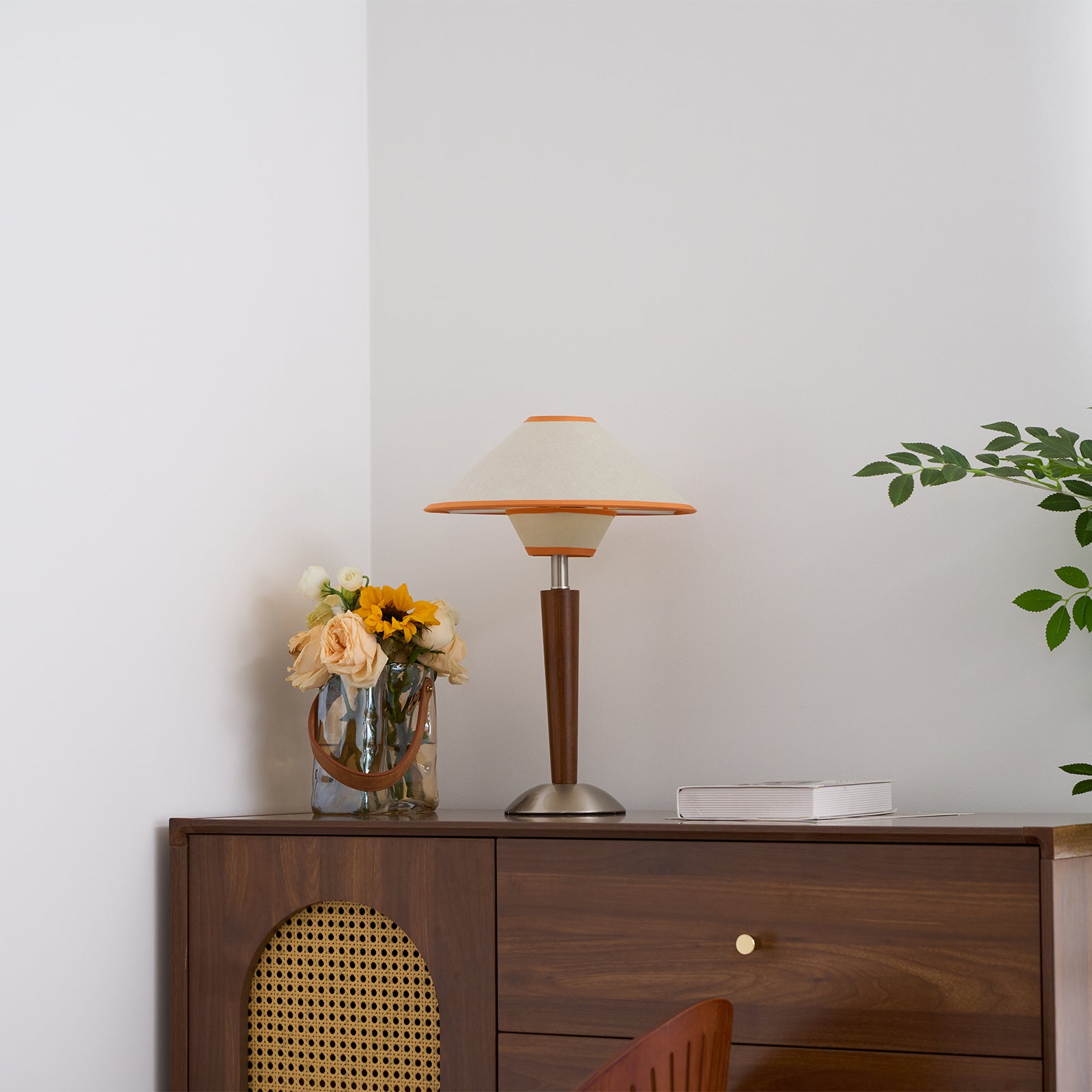Houten Tafellamp met Stoffen Kap – Walnoot of Nikkel – Warm Modern Design – E26/E27 – Plug-in met Schakelaar | Sansoti