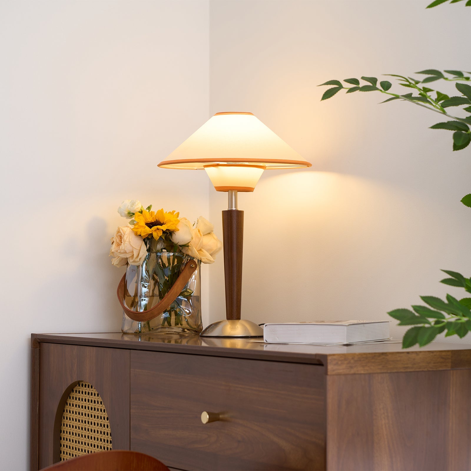 Houten Tafellamp met Stoffen Kap – Walnoot of Nikkel – Warm Modern Design – E26/E27 – Plug-in met Schakelaar | Sansoti
