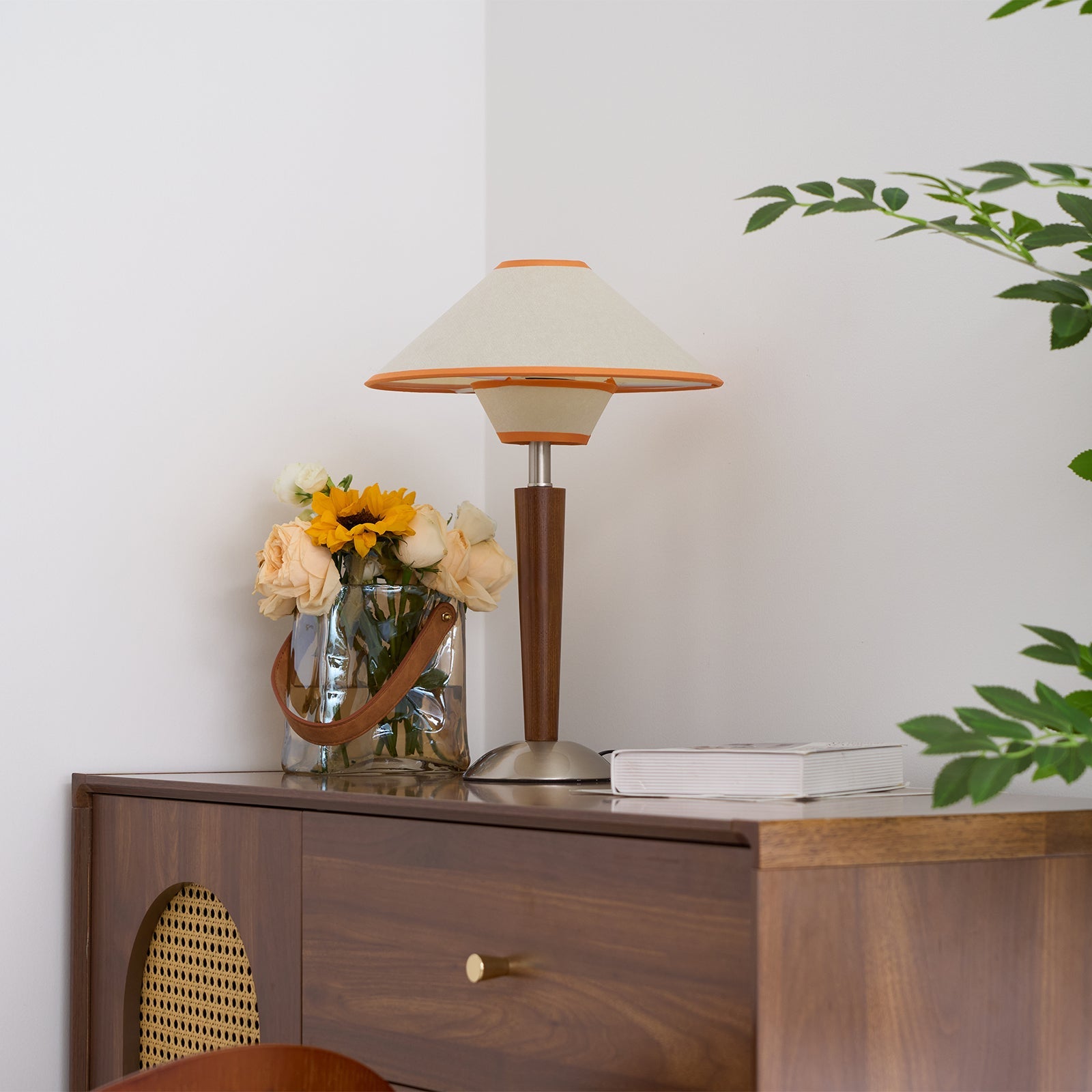Houten Tafellamp met Stoffen Kap – Walnoot of Nikkel – Warm Modern Design – E26/E27 – Plug-in met Schakelaar | Sansoti