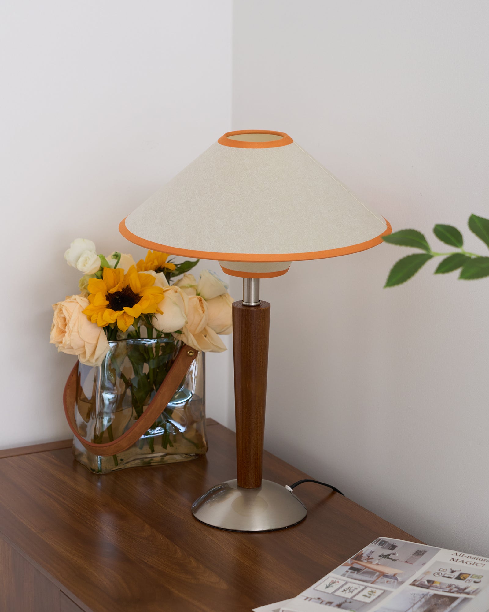 Houten Tafellamp met Stoffen Kap – Walnoot of Nikkel – Warm Modern Design – E26/E27 – Plug-in met Schakelaar | Sansoti