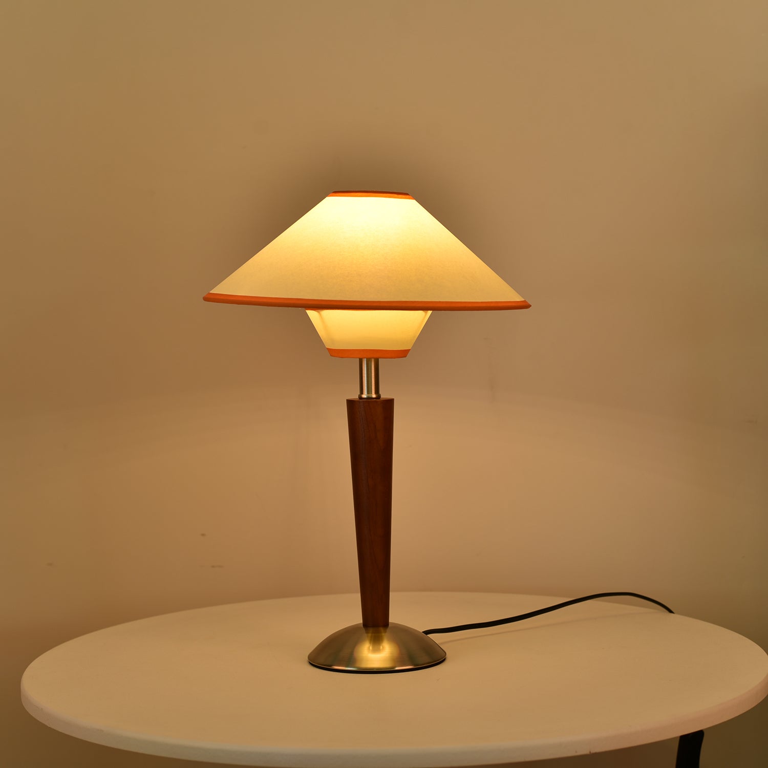 Houten Tafellamp met Stoffen Kap – Walnoot of Nikkel – Warm Modern Design – E26/E27 – Plug-in met Schakelaar | Sansoti