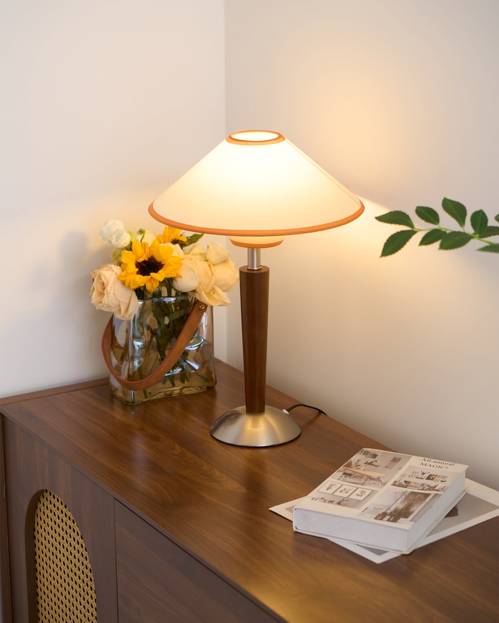 Houten Tafellamp met Stoffen Kap – Walnoot of Nikkel – Warm Modern Design – E26/E27 – Plug-in met Schakelaar | Sansoti