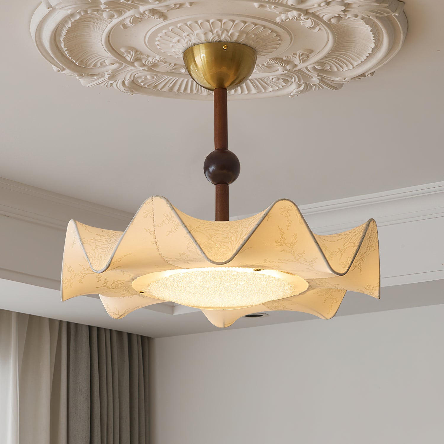 Plafondlamp met Bloemblaadjesontwerp – Walnoot & Goud – Geïntegreerde LED – Ø50cm × H44cm | Sansoti
